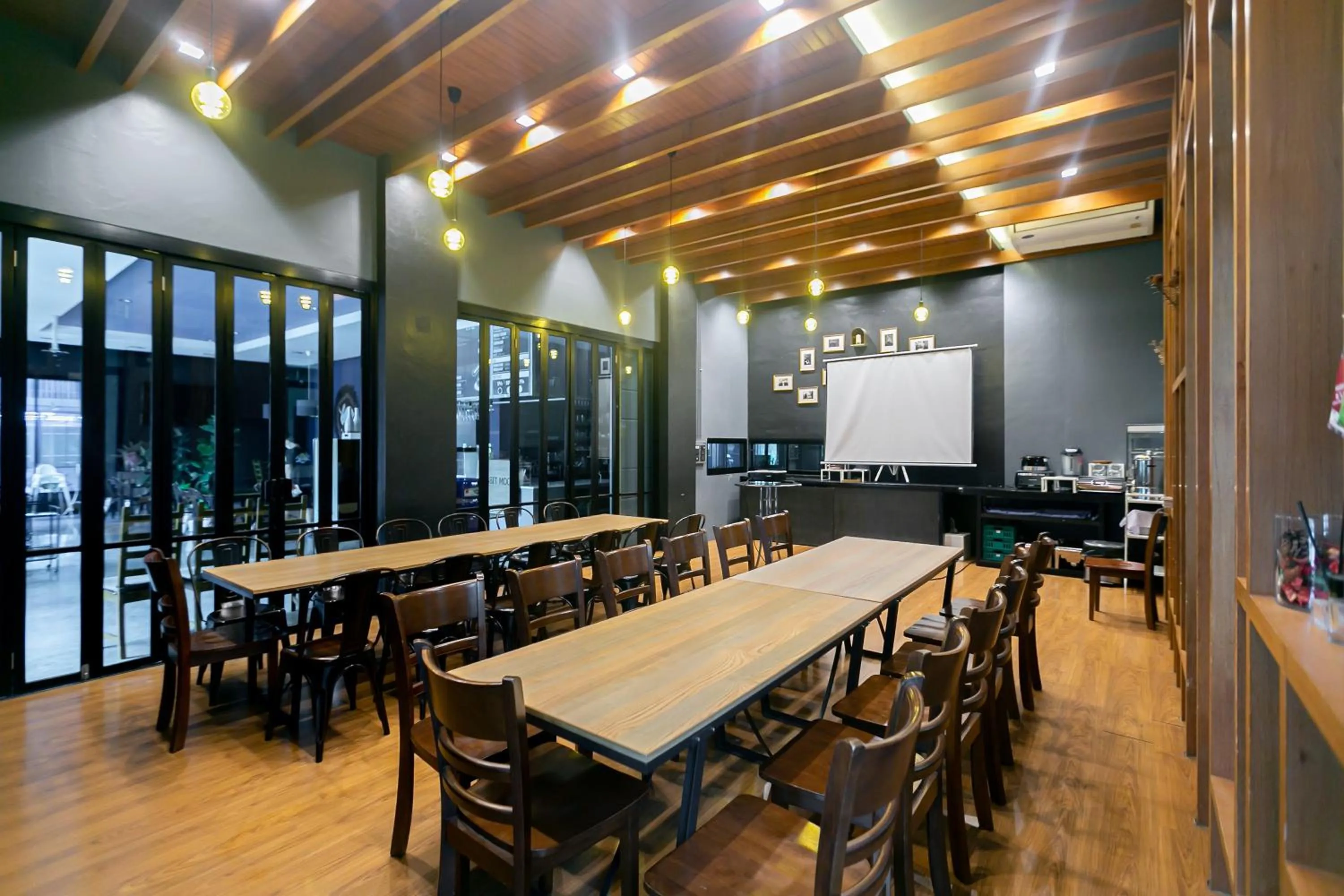 Restaurant/places to eat in Farthai Residence