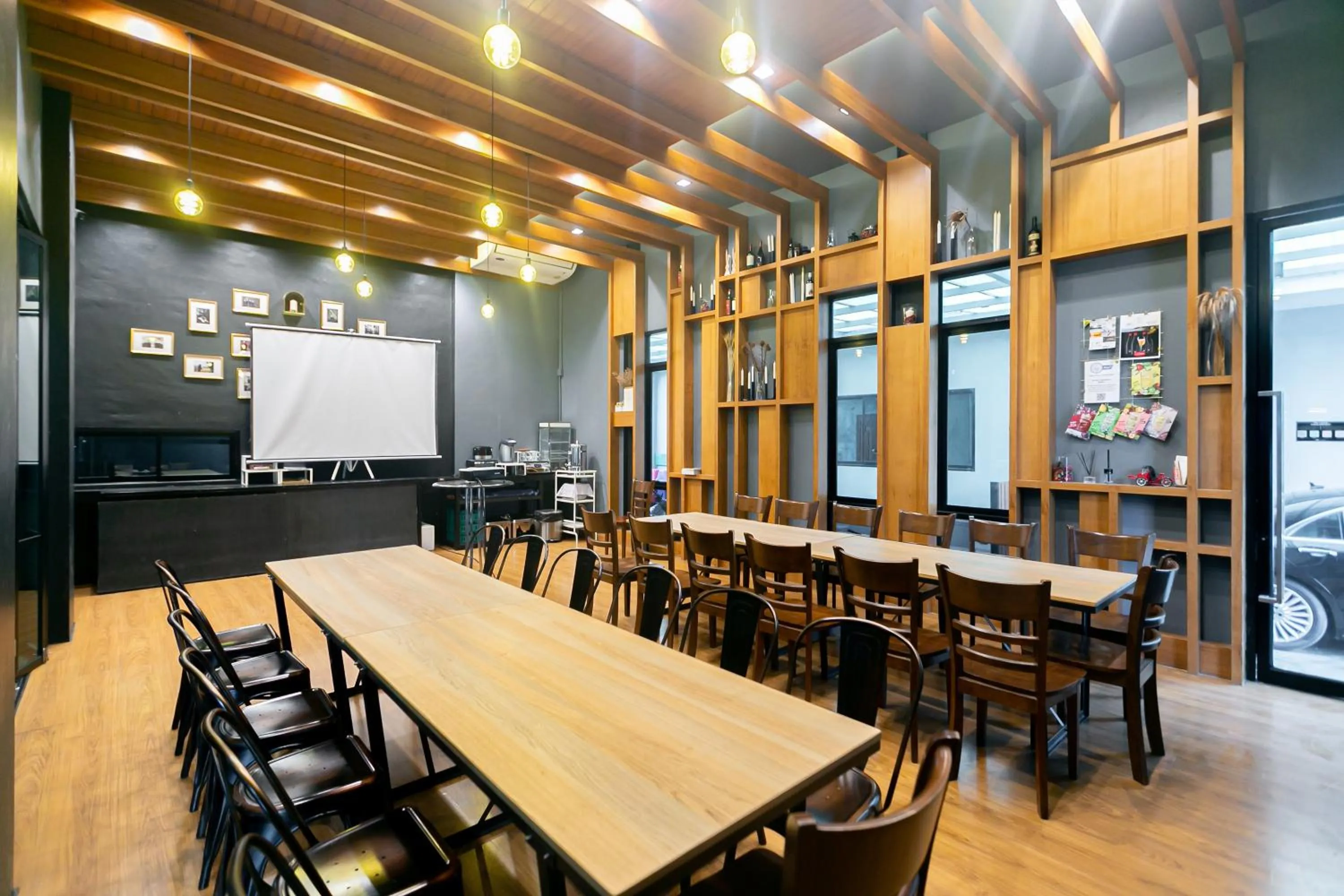 Restaurant/places to eat in Farthai Residence