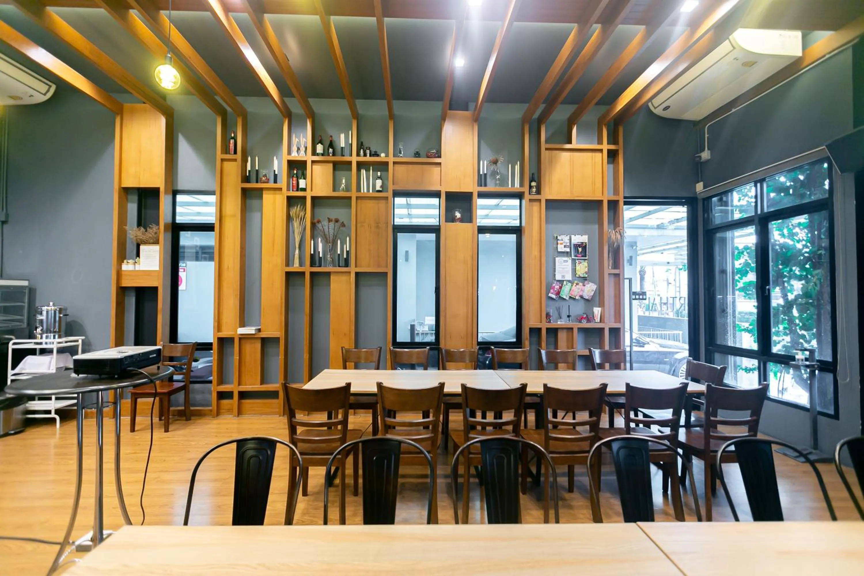 Restaurant/places to eat in Farthai Residence