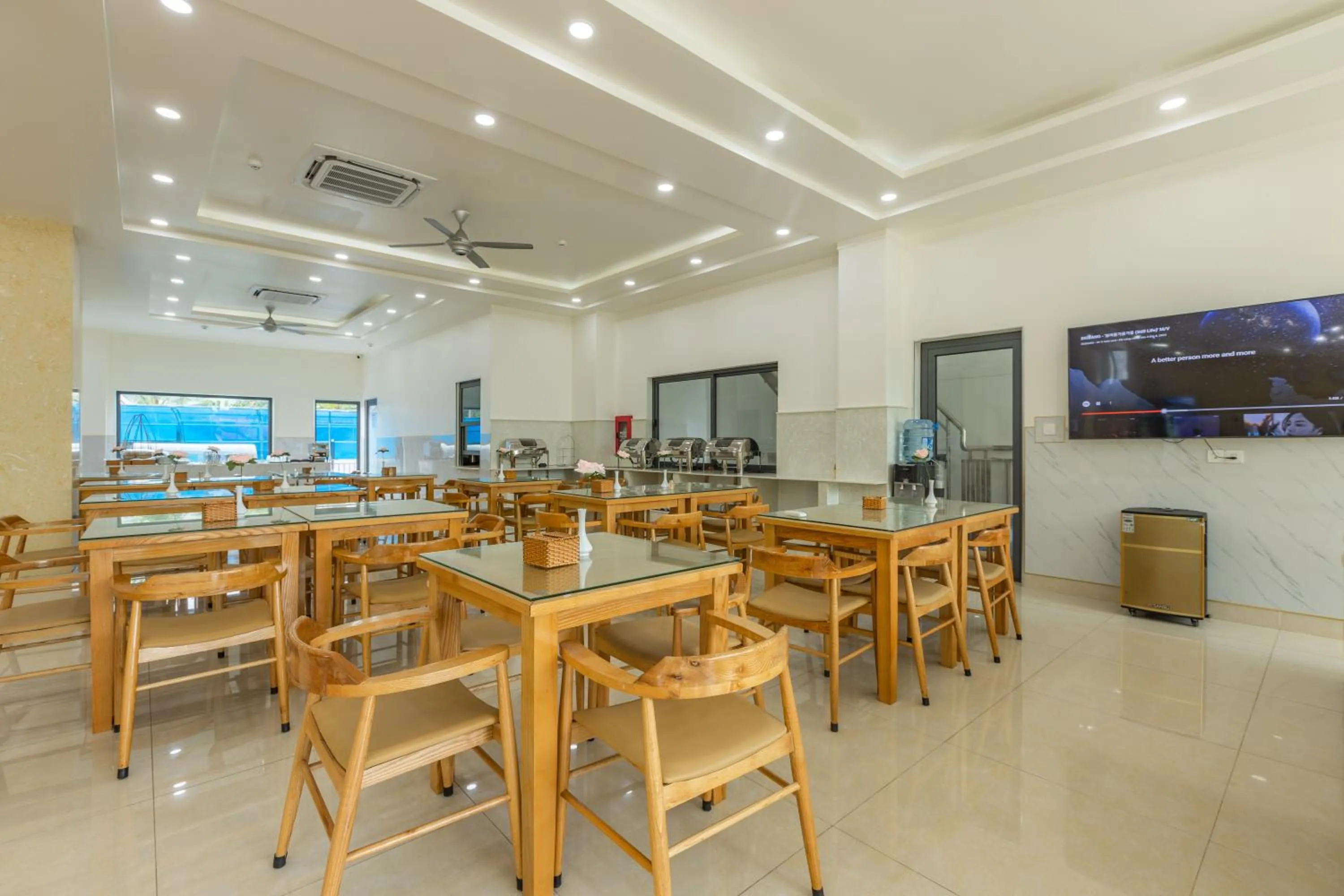 Restaurant/places to eat in Home Park Hotel