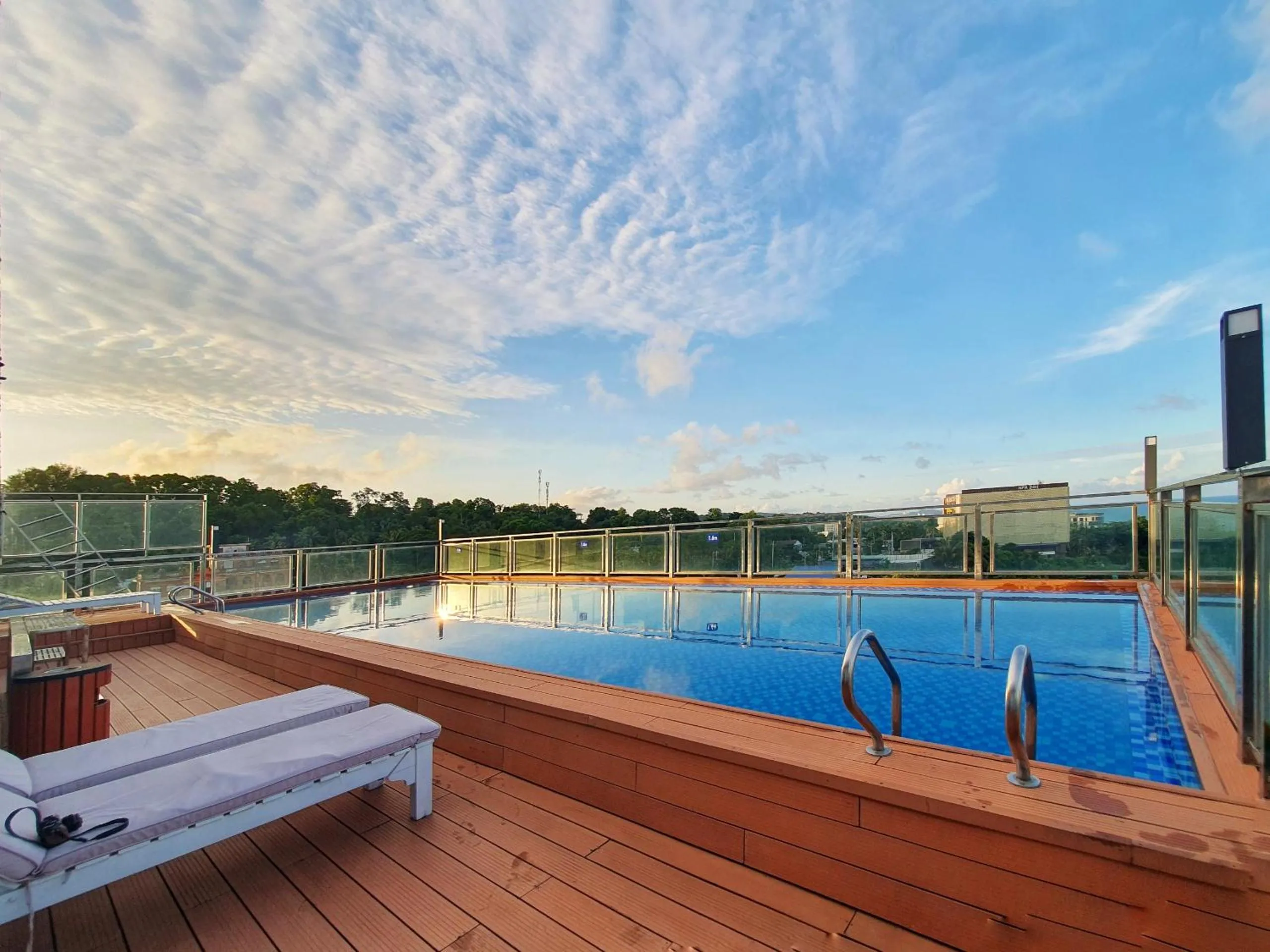 Swimming pool in Home Park Hotel
