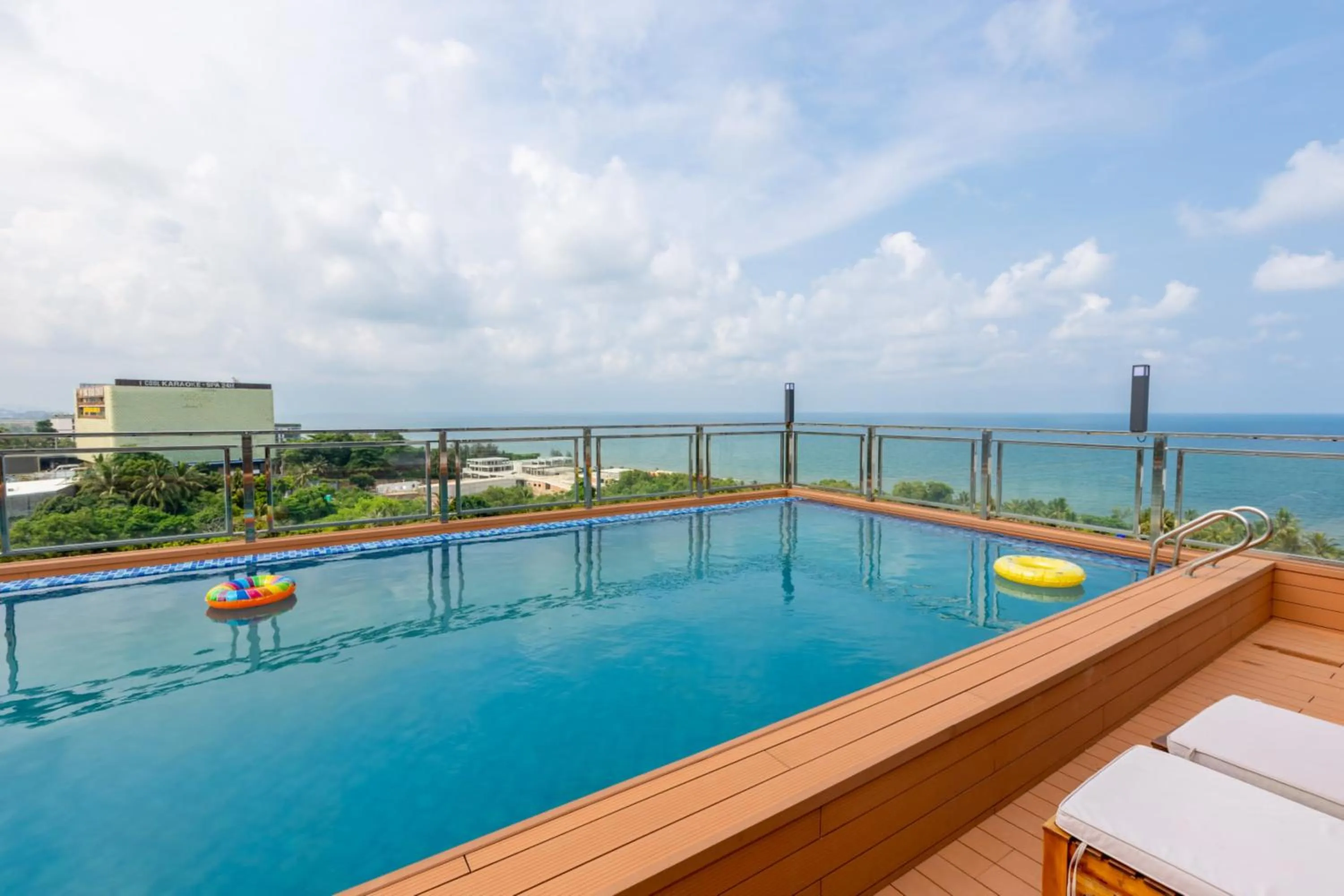 Swimming pool in Home Park Hotel