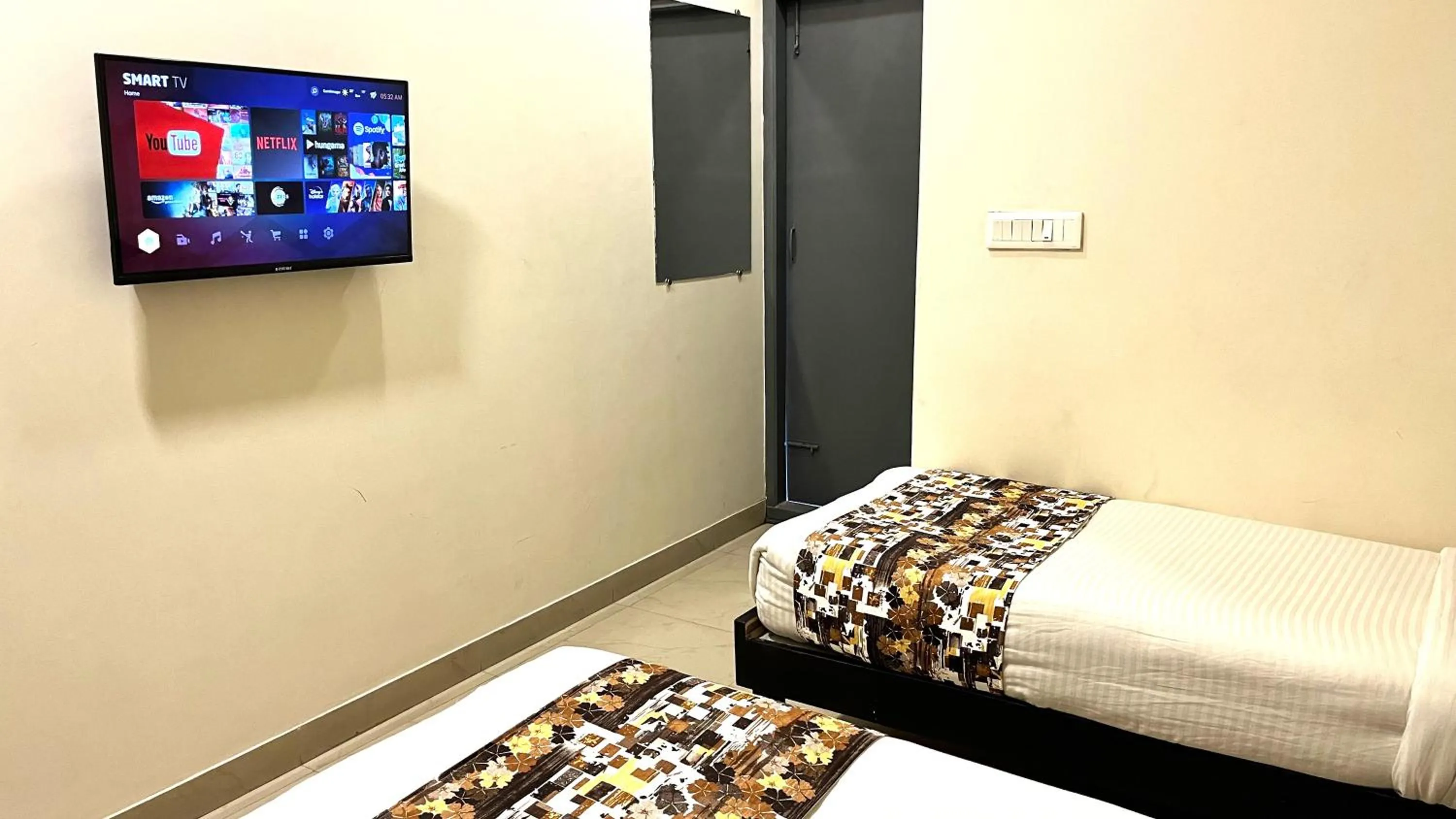 Communal lounge/ TV room in Athasri Hotel HSR Layout
