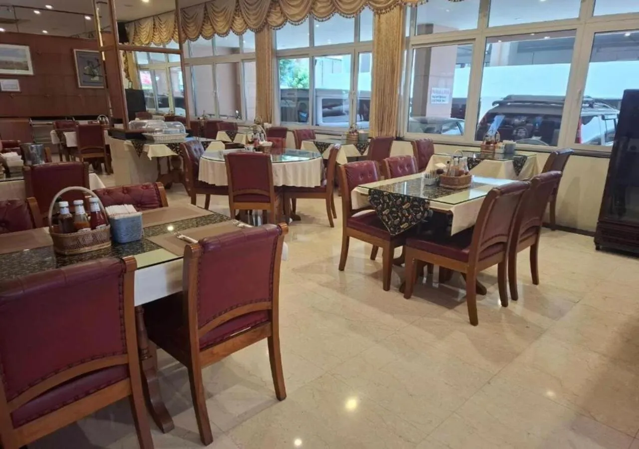 Restaurant/places to eat in Whitehouse Condotel