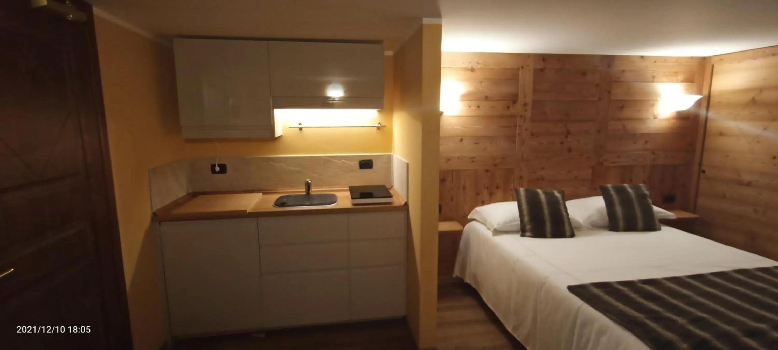 Kitchen or kitchenette, Bed in Chalet Alpina Hotel & Apartments
