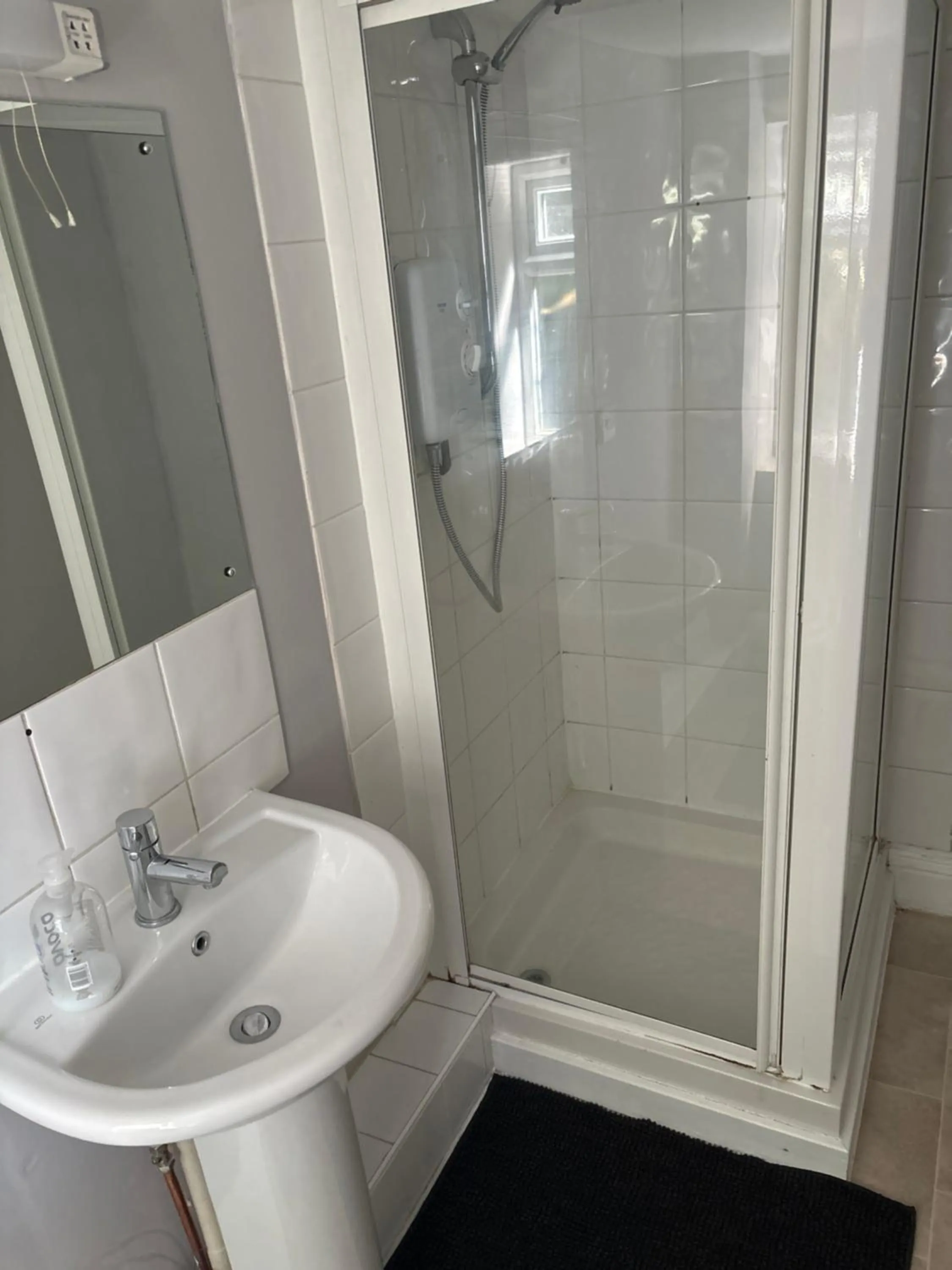 Shower in The Red Lion Great Offley