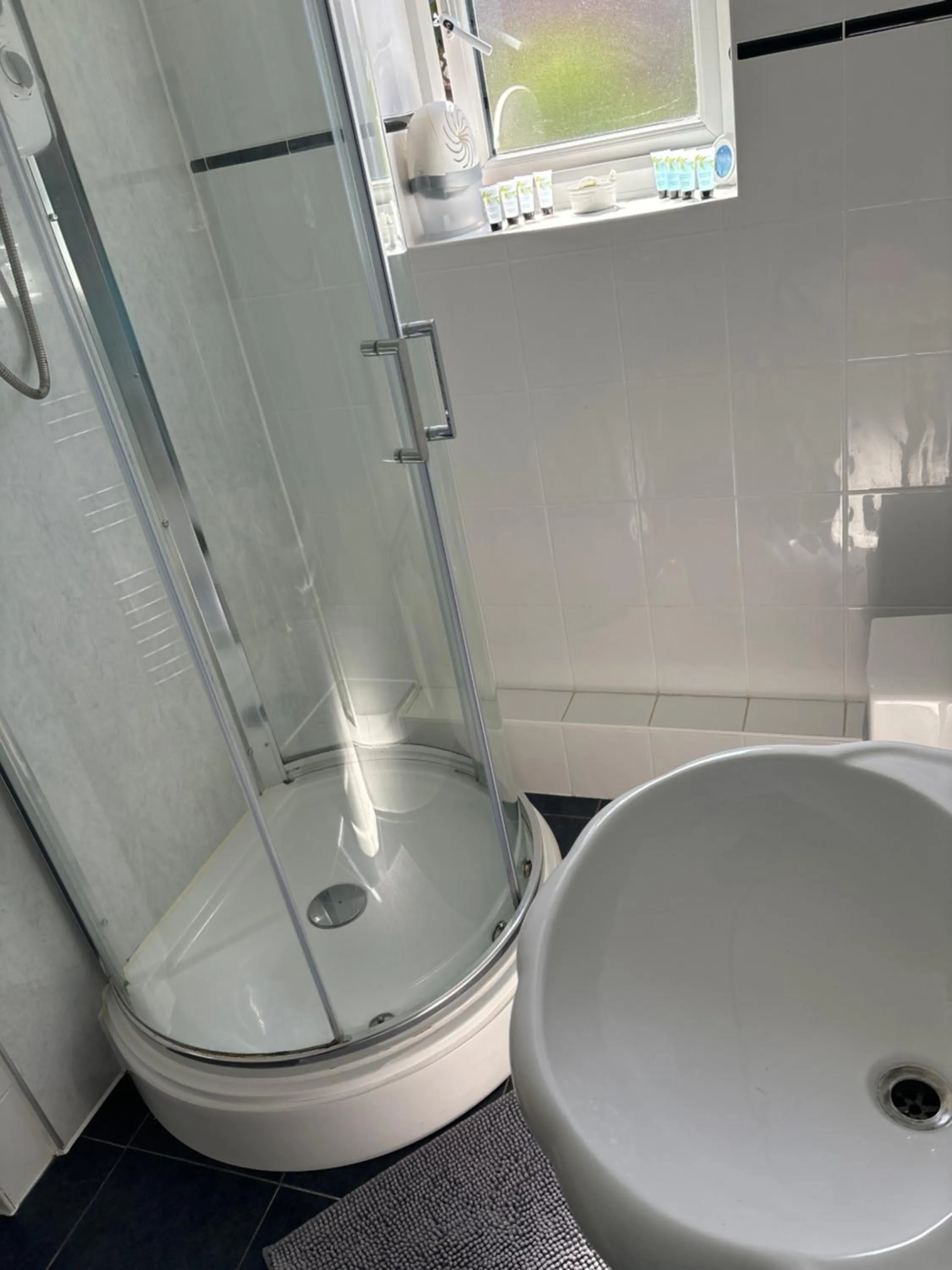 Shower in The Red Lion Great Offley