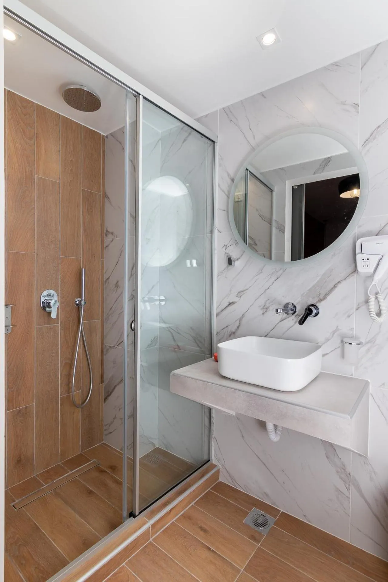 Shower in Dunlin Hotel