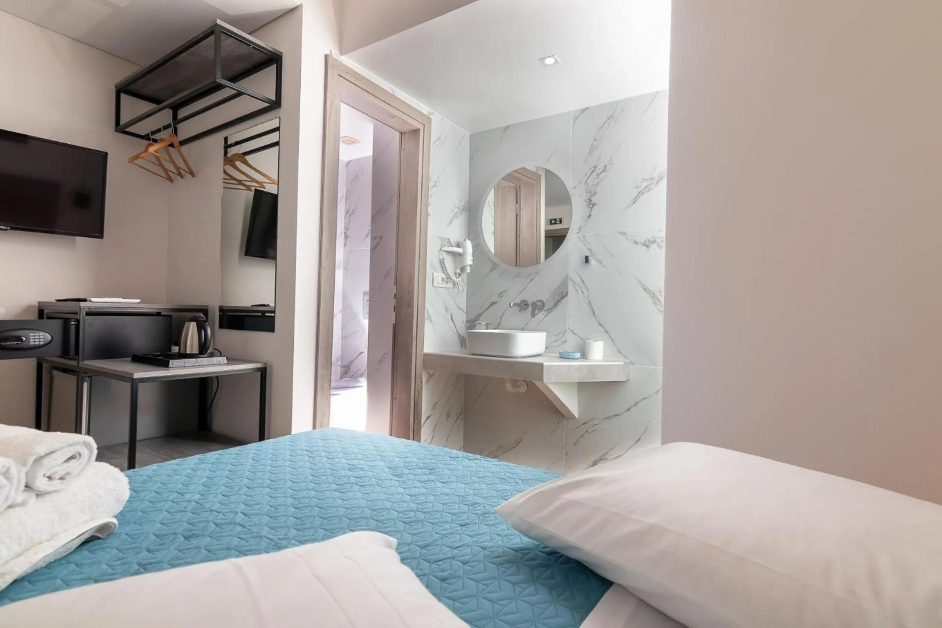 Decorative detail, Bed in Dunlin Hotel