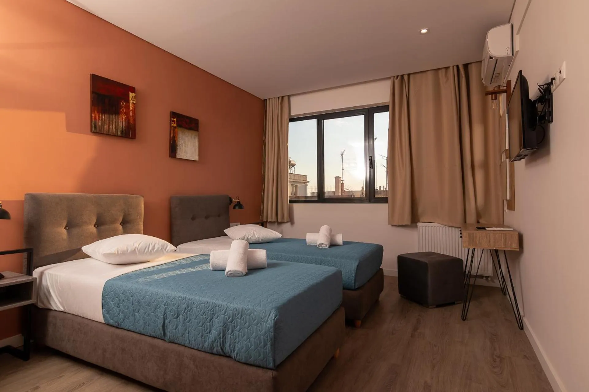 Photo of the whole room, Bed in Dunlin Hotel