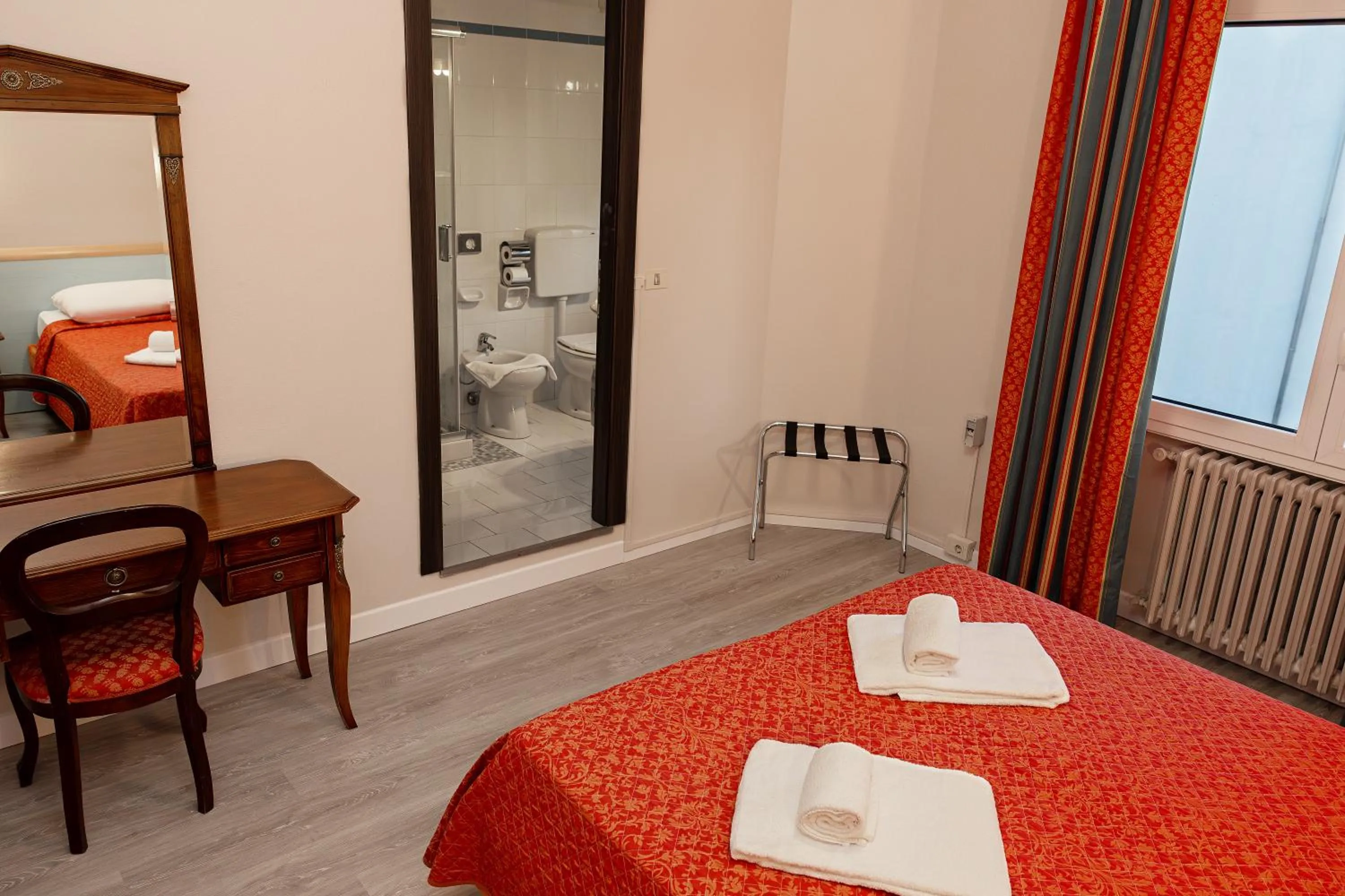 Bathroom, Bed in Hotel Astoria