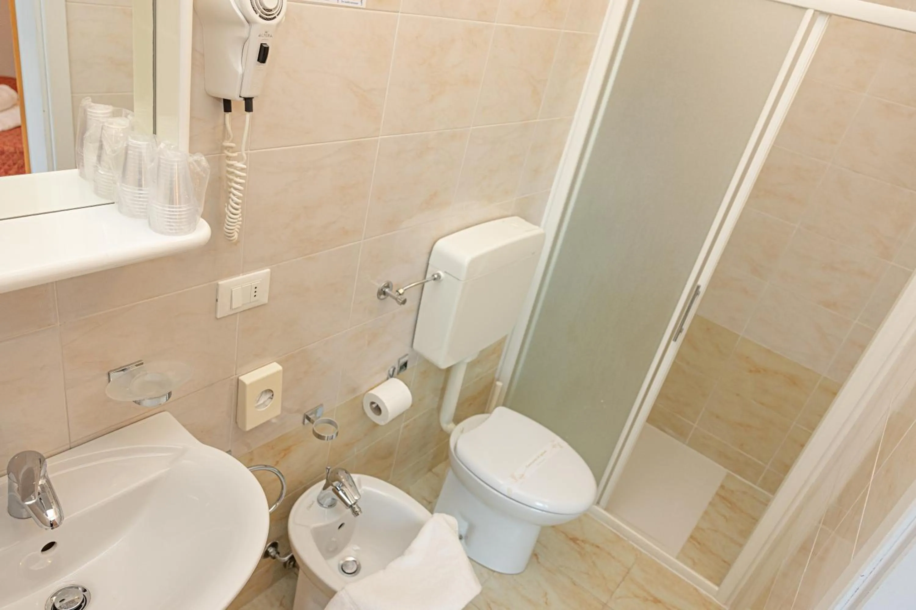 Shower in Hotel Astoria