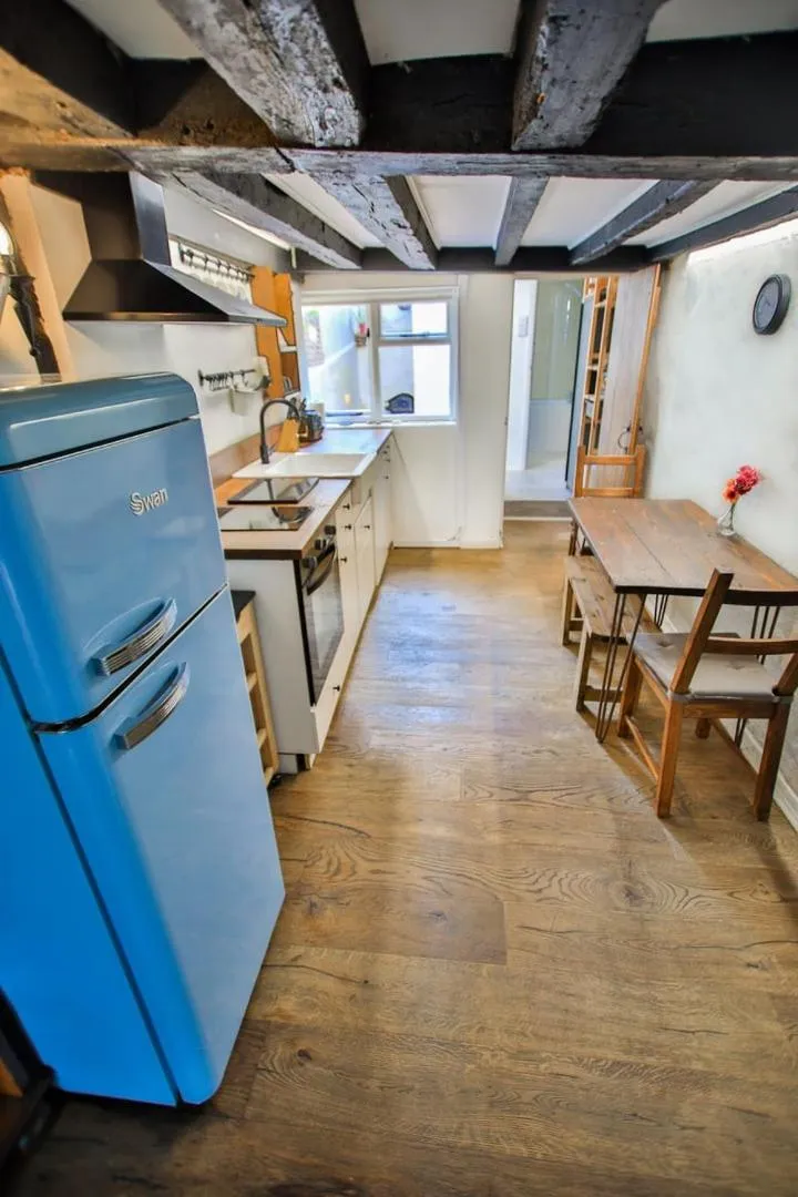 Kitchen or kitchenette in Fishermans Cottage - Hastings