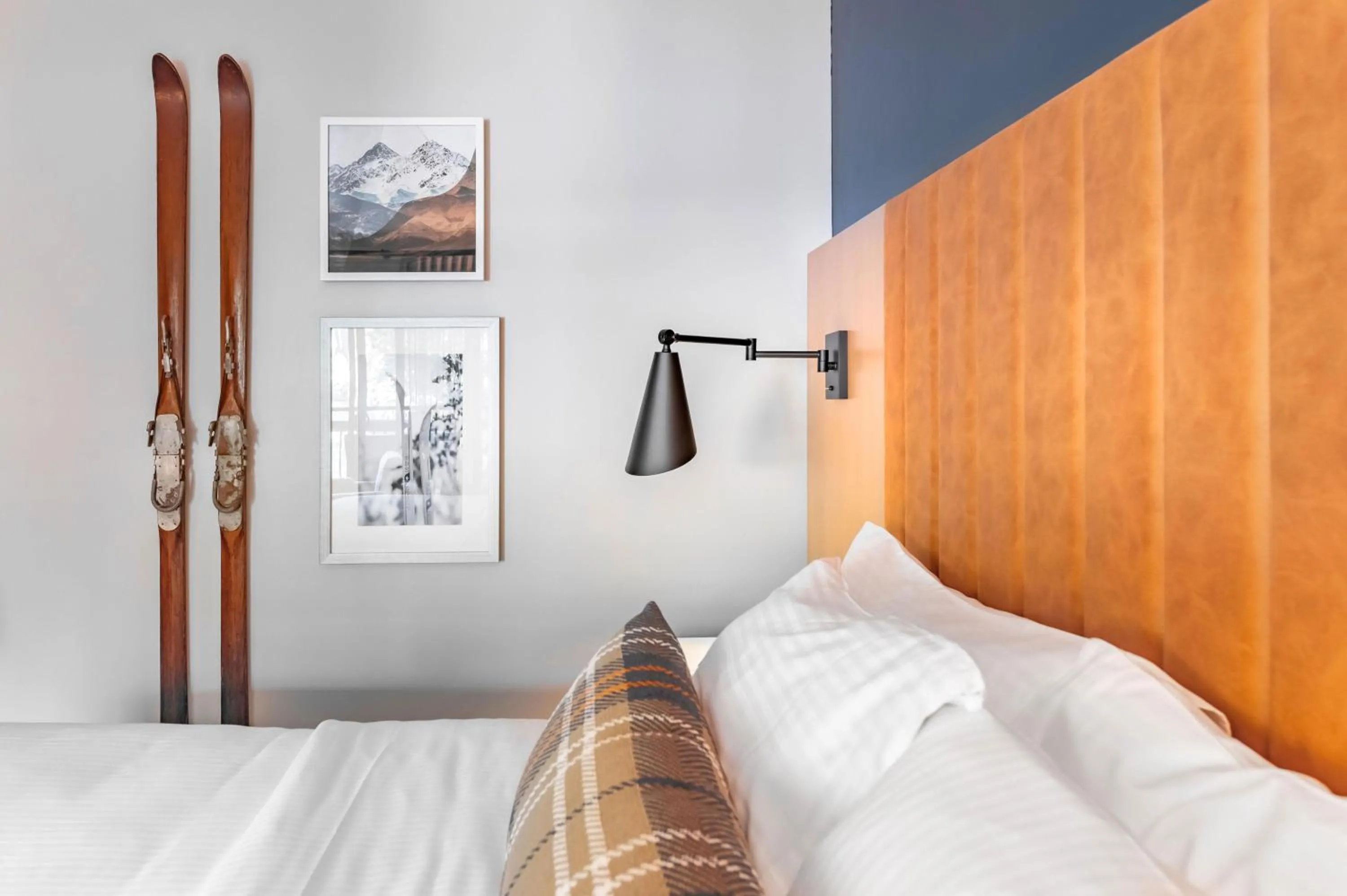 Photo of the whole room, Bed in The Incline Lodge