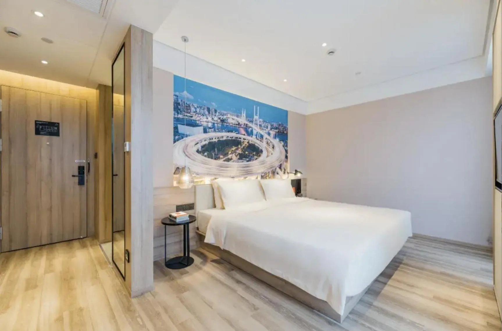 Photo of the whole room, Bed in Atour Hotel Shanghai The Old Bund Pier