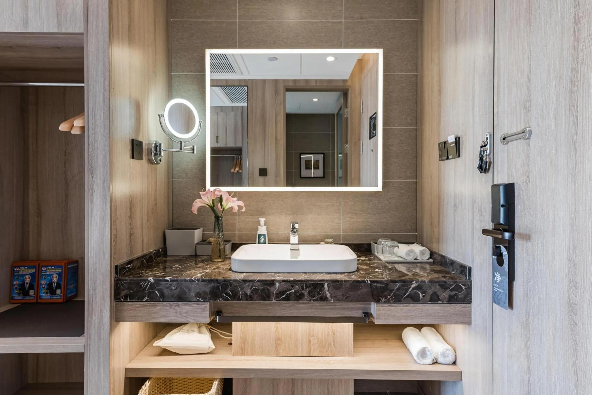 Atour Hotel Zhenjiang Xijindu Jinshan Temple