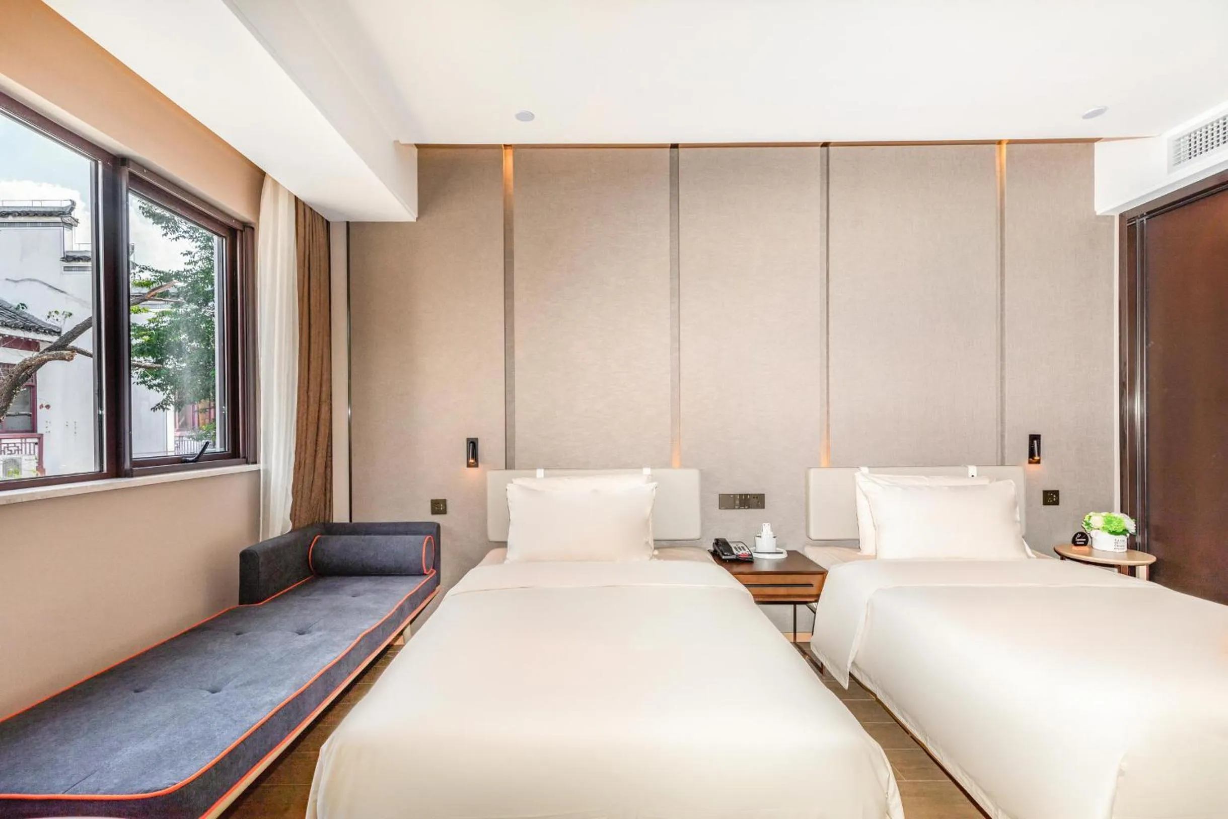 Bed in Atour Hotel Huangshan Tunxi Old Street Xin an River