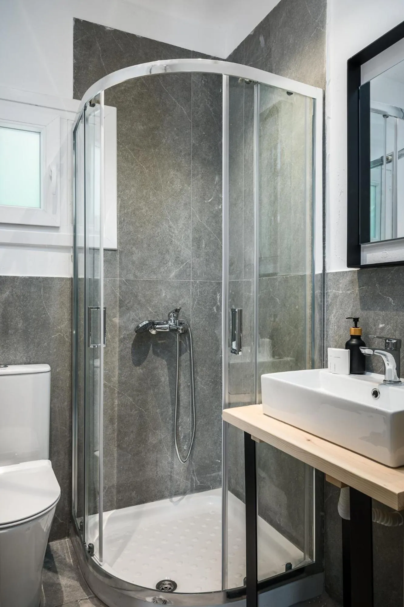 Shower in Gefiri Plakas Hotel, Tzoumerka