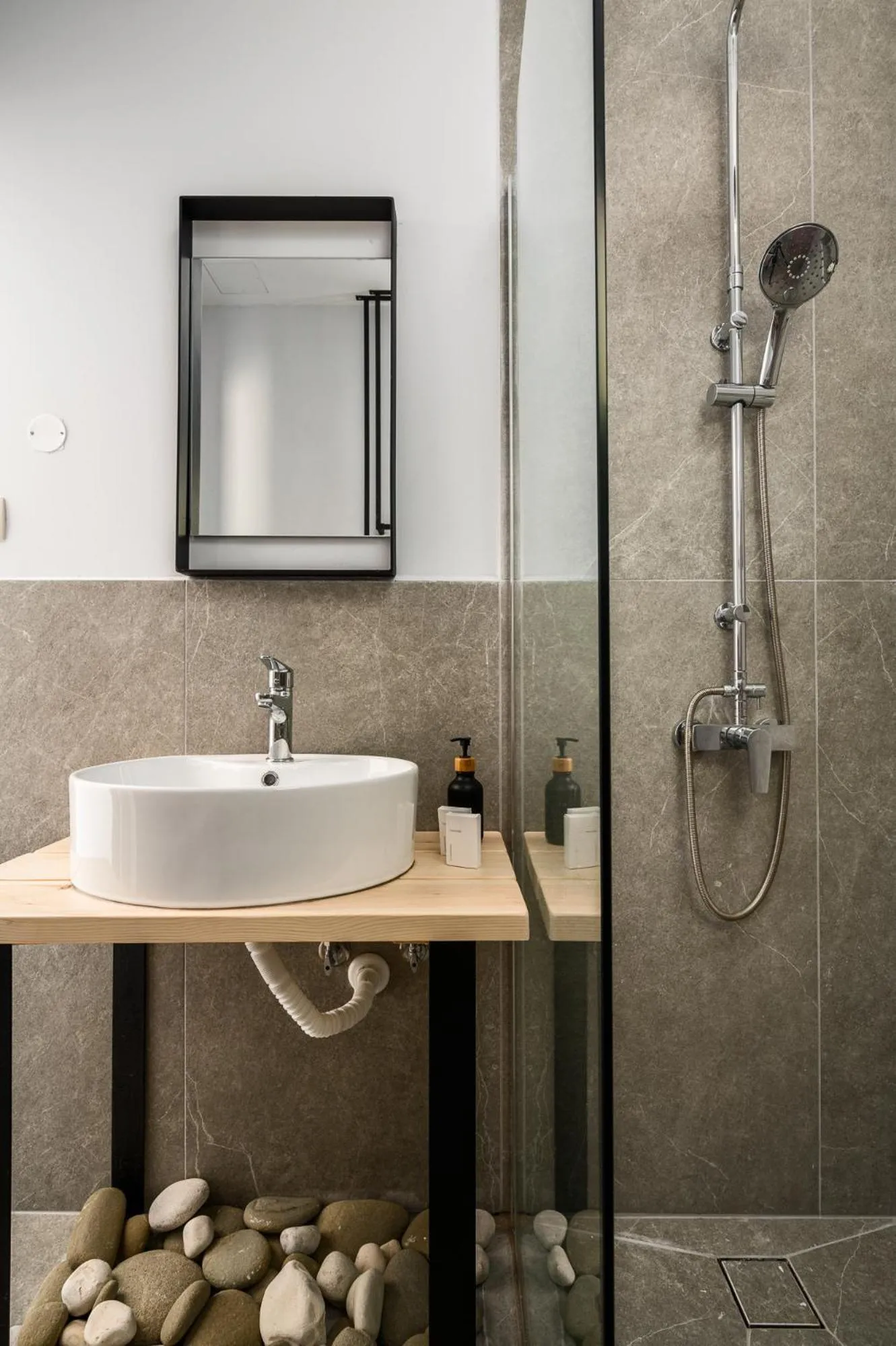 Shower in Gefiri Plakas Hotel, Tzoumerka