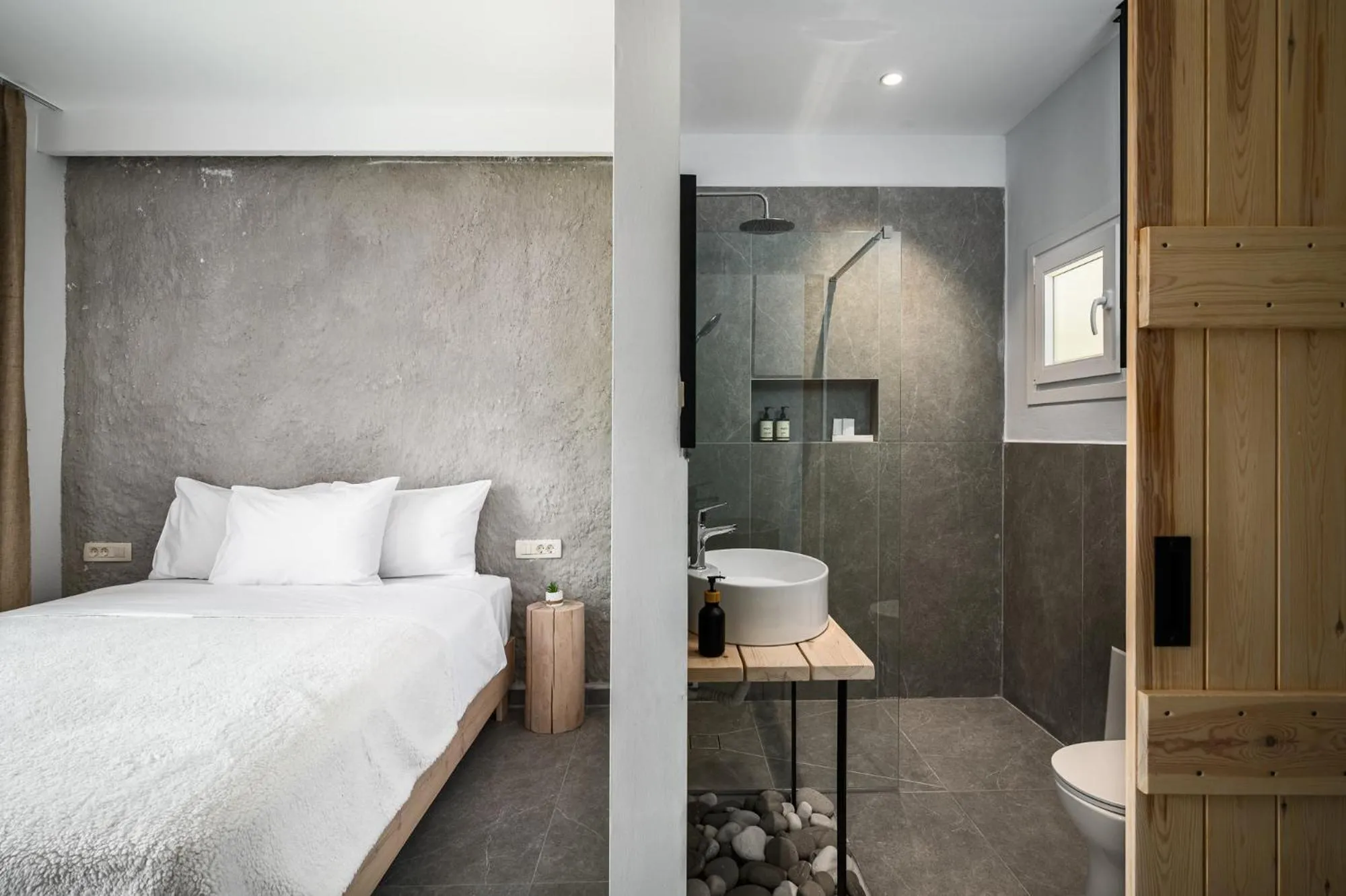 Shower, Bed in Gefiri Plakas Hotel, Tzoumerka