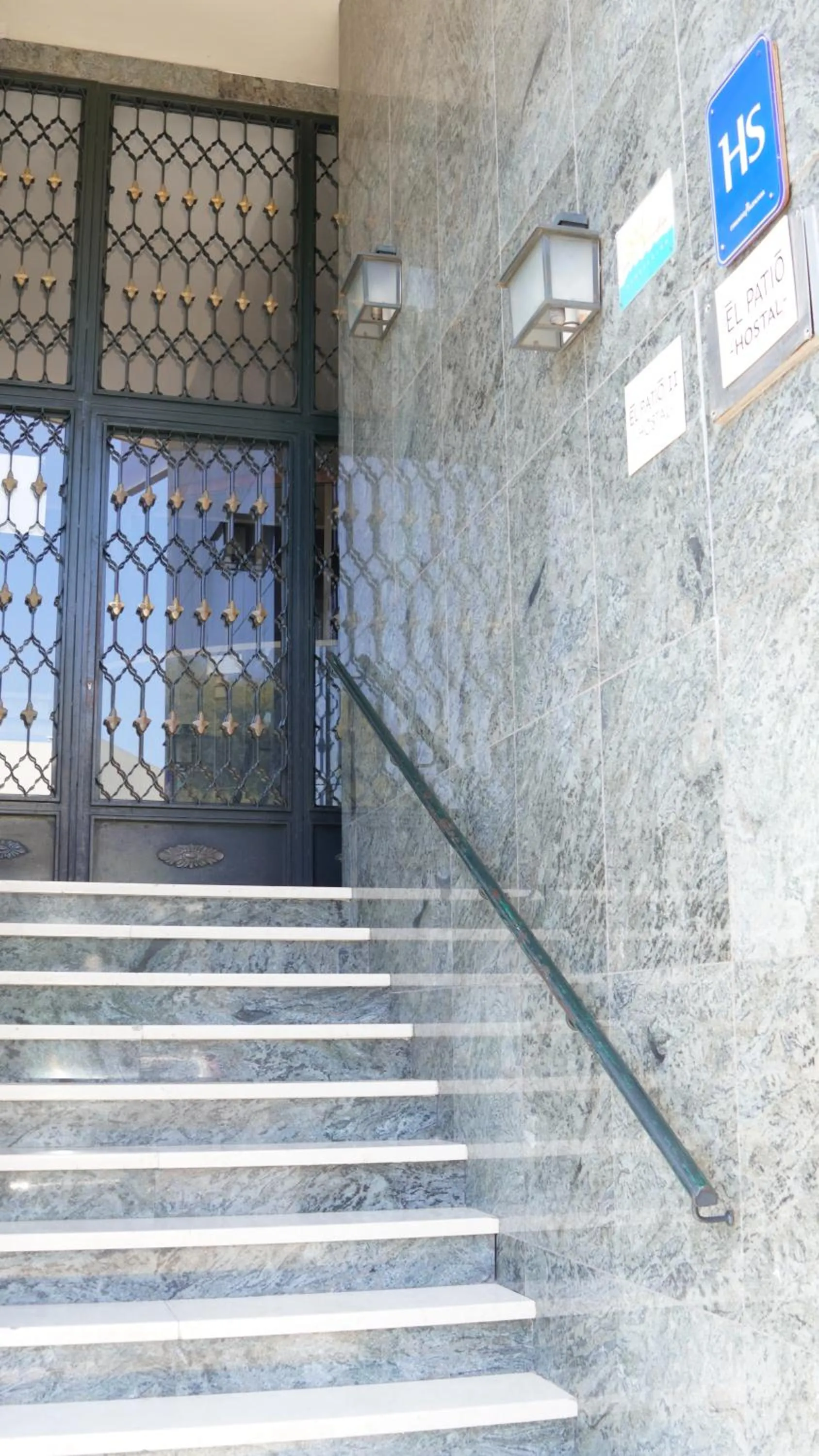 Facade/entrance in El Patio Hostal