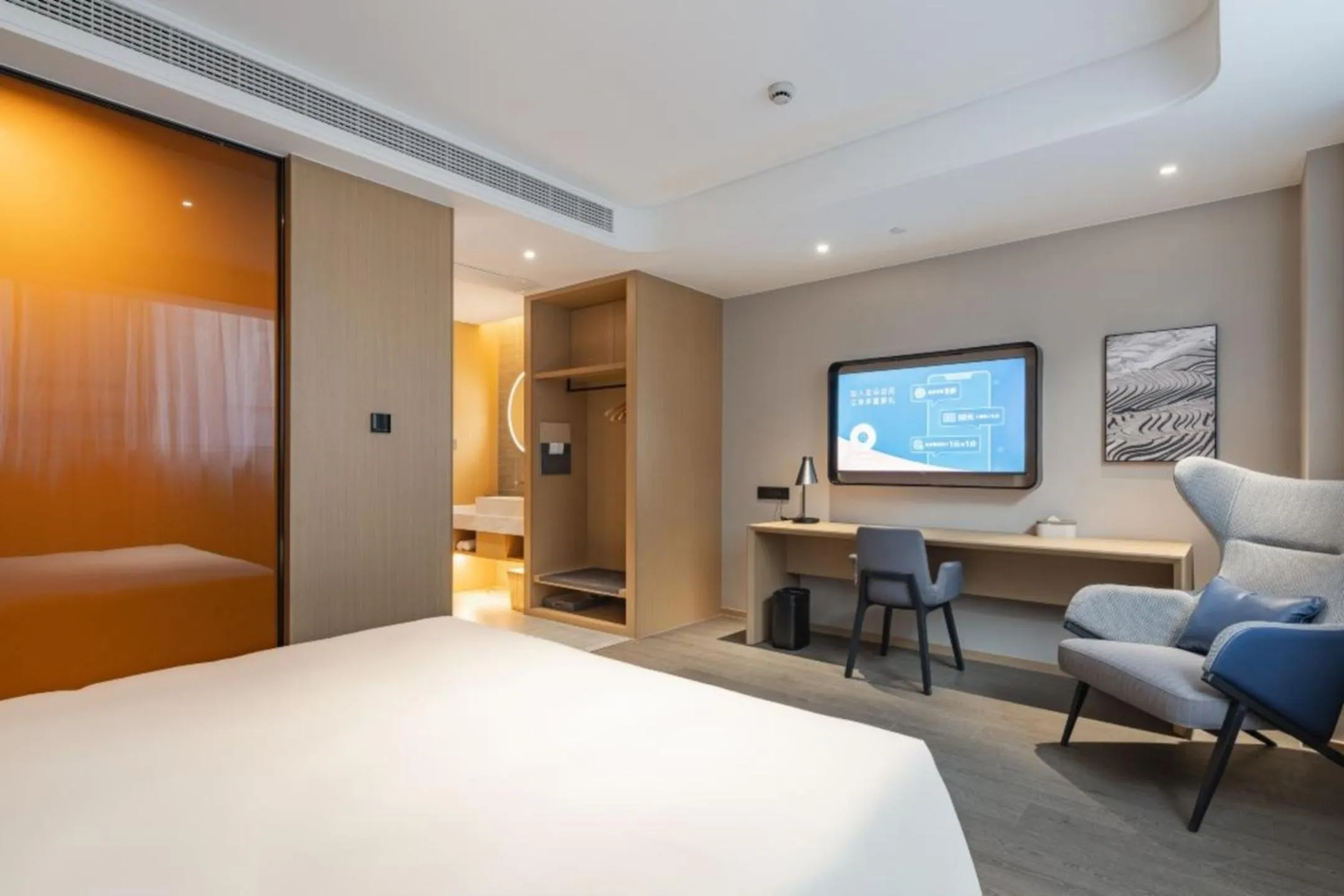 Photo of the whole room, Bed in Atour Hotel Lingang New Town