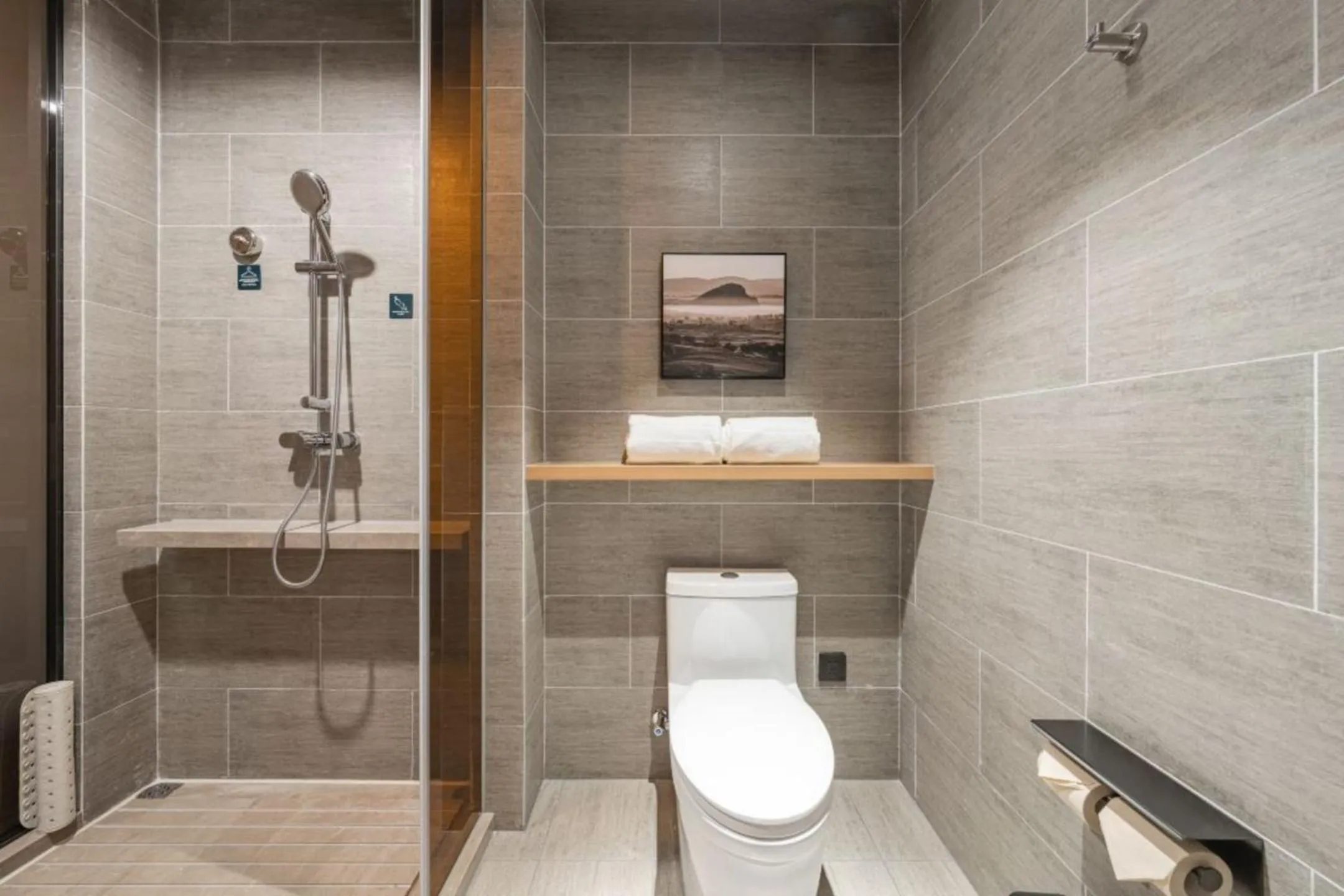 Shower in Atour Hotel Lingang New Town