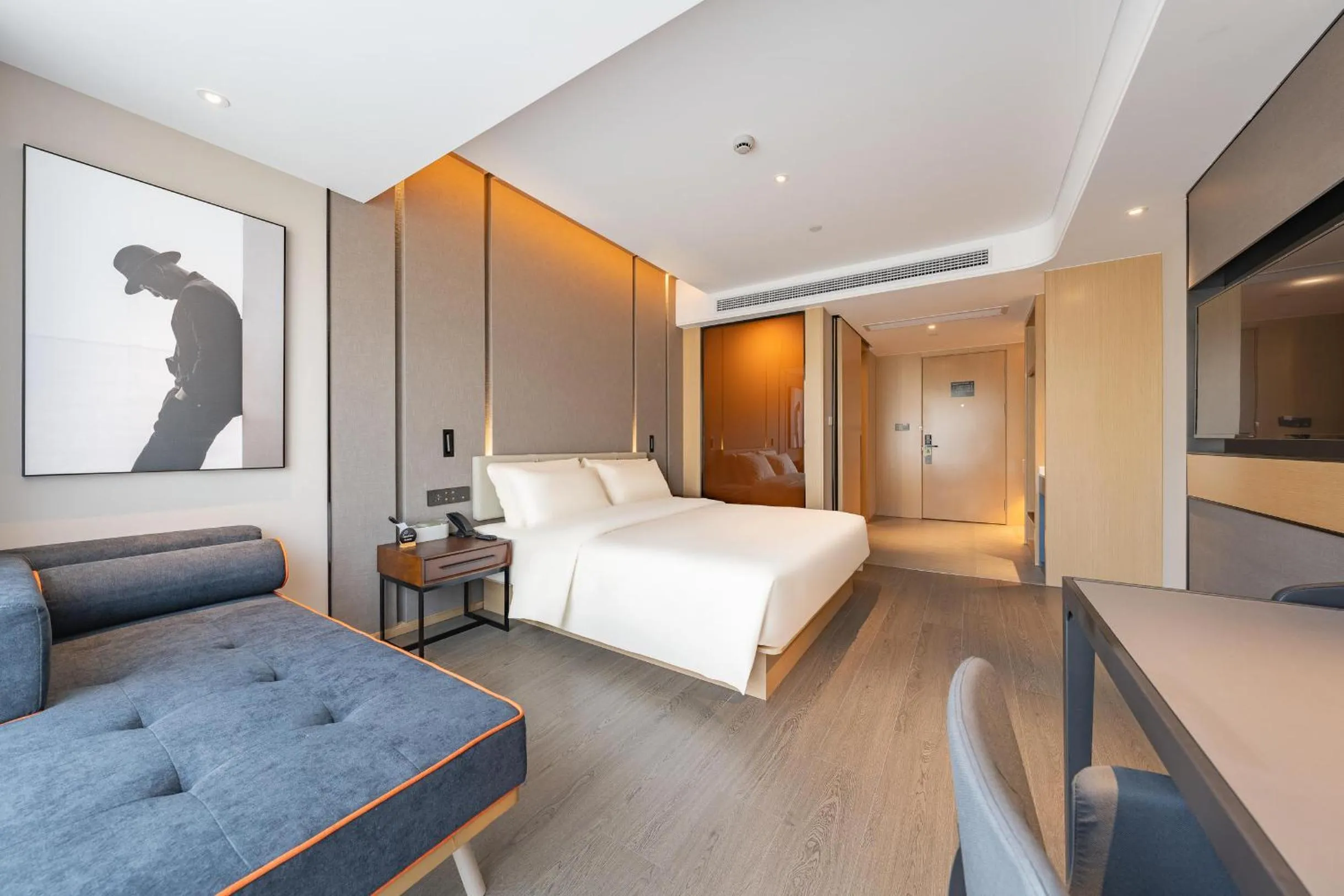 Photo of the whole room, Bed in Atour Hotel Hangzhou Qianjiang Century Zhenning Road