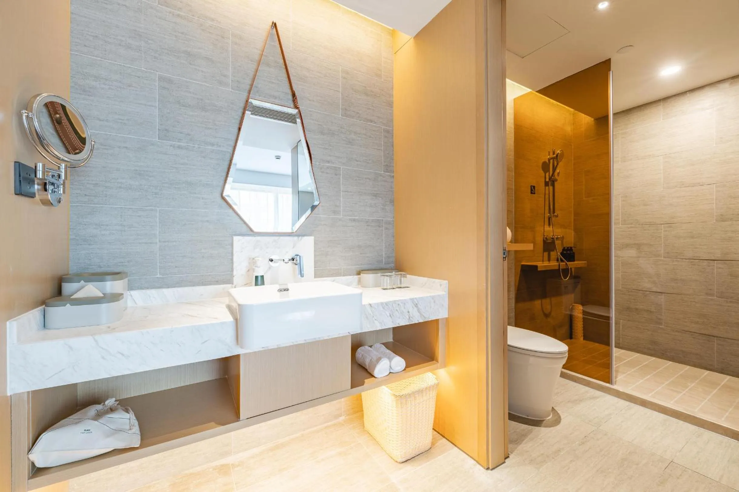 Shower in Atour Hotel Hangzhou Qianjiang Century Zhenning Road