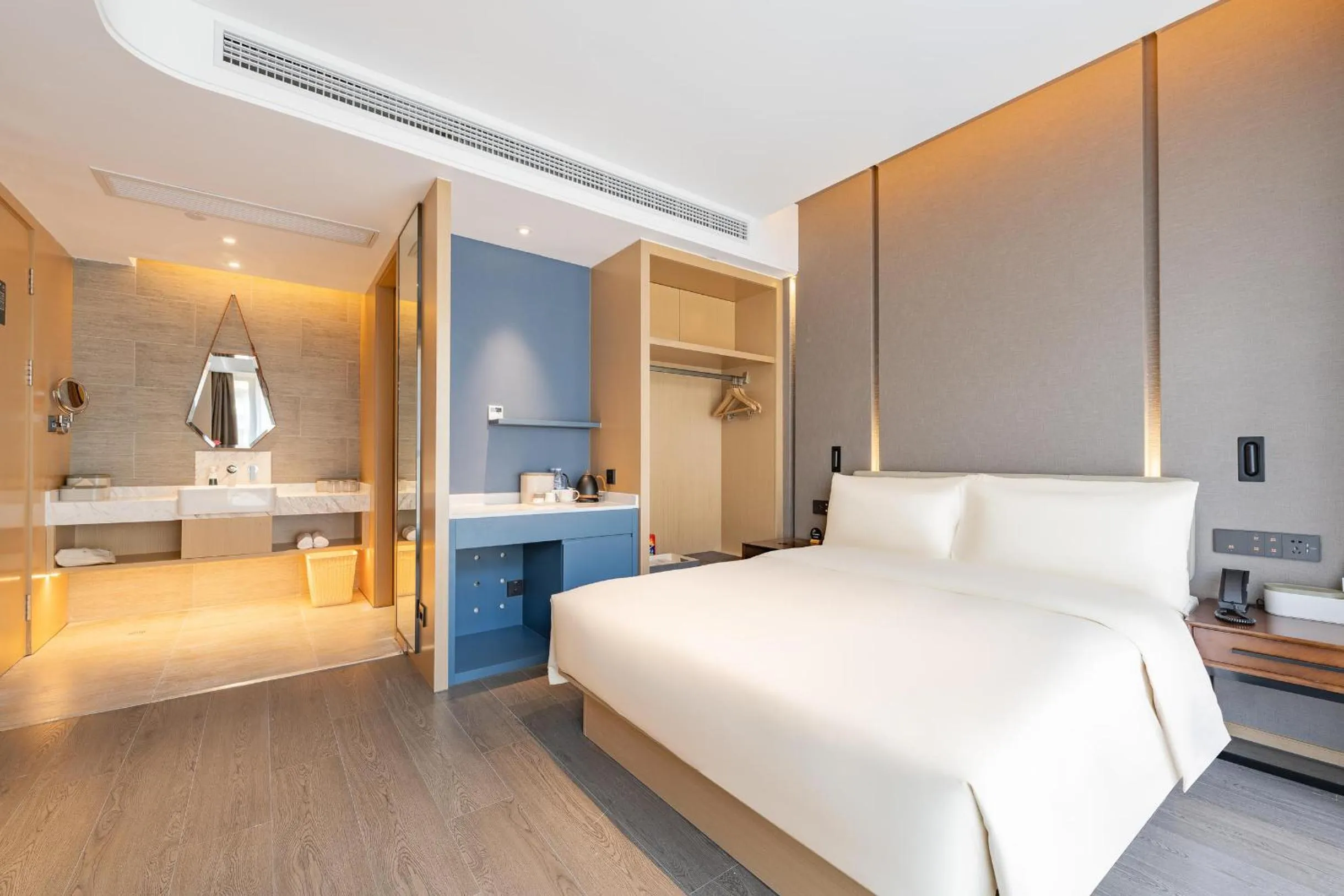 Photo of the whole room, Bed in Atour Hotel Hangzhou Qianjiang Century Zhenning Road