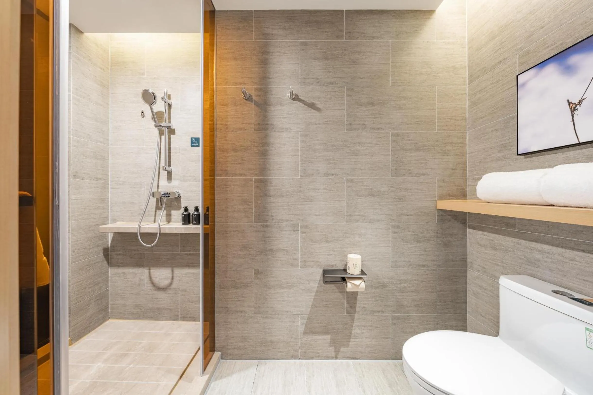 Shower in Atour Hotel Hangzhou Qianjiang Century Zhenning Road