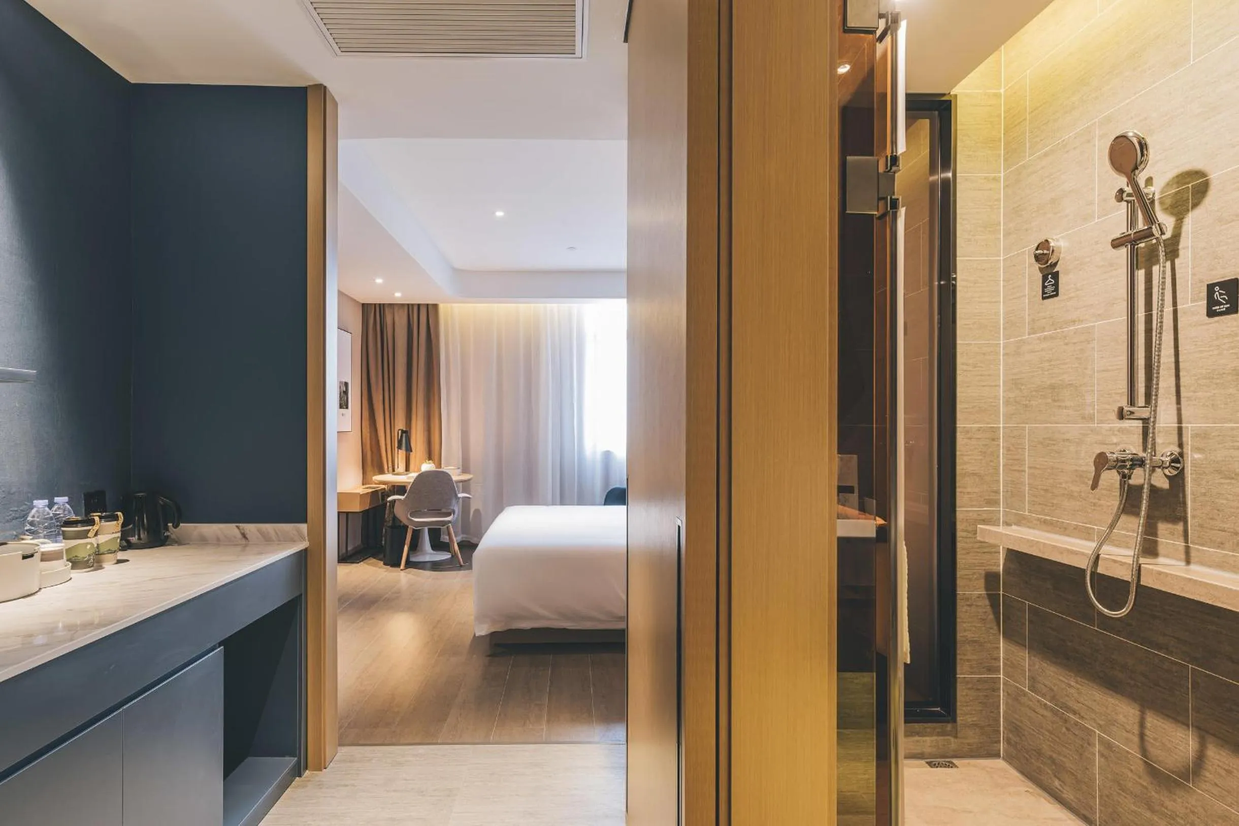 Bed in Atour Hotel Ningbo Jishi Harbor Outlets