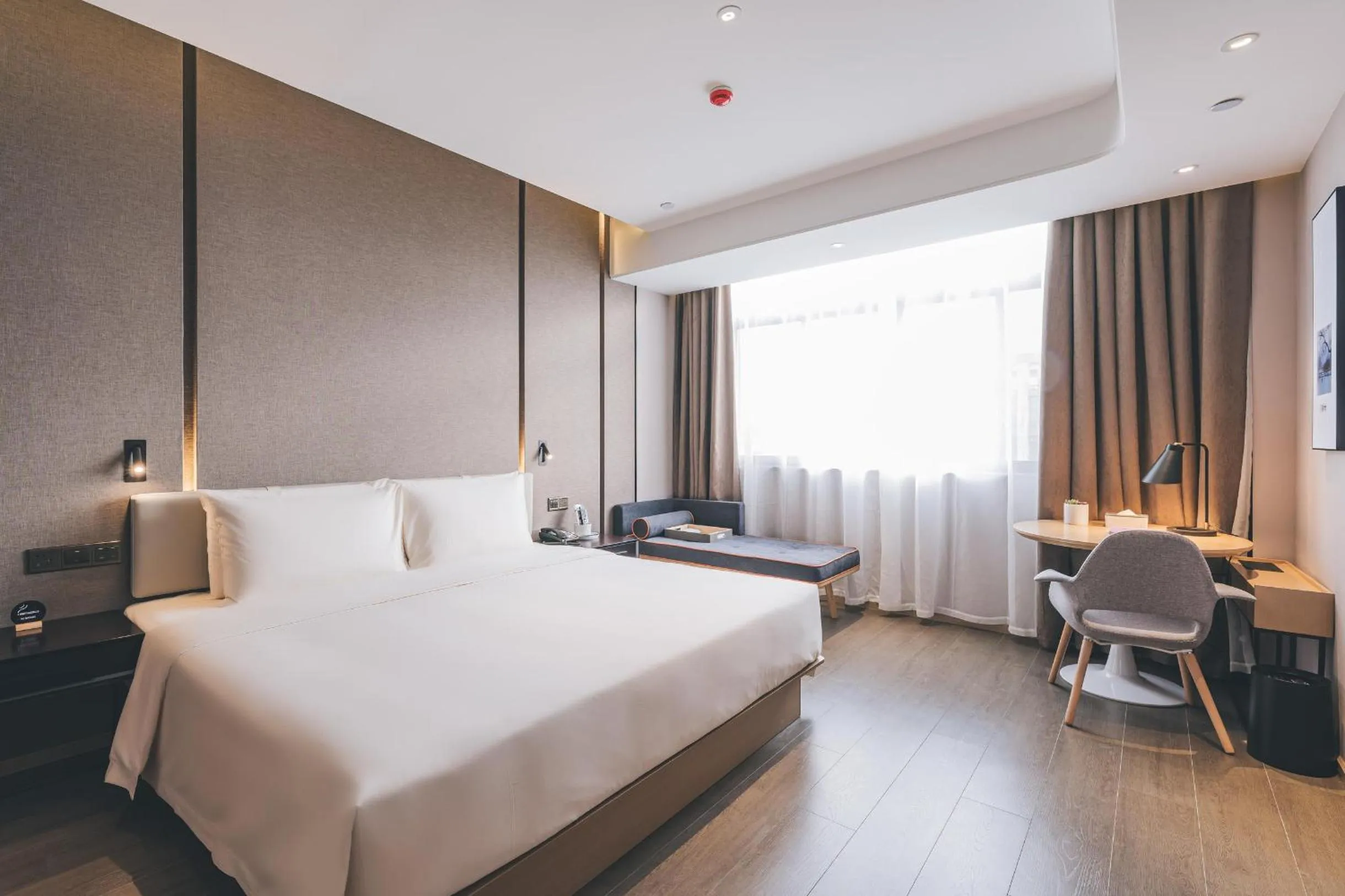 Bed in Atour Hotel Ningbo Jishi Harbor Outlets