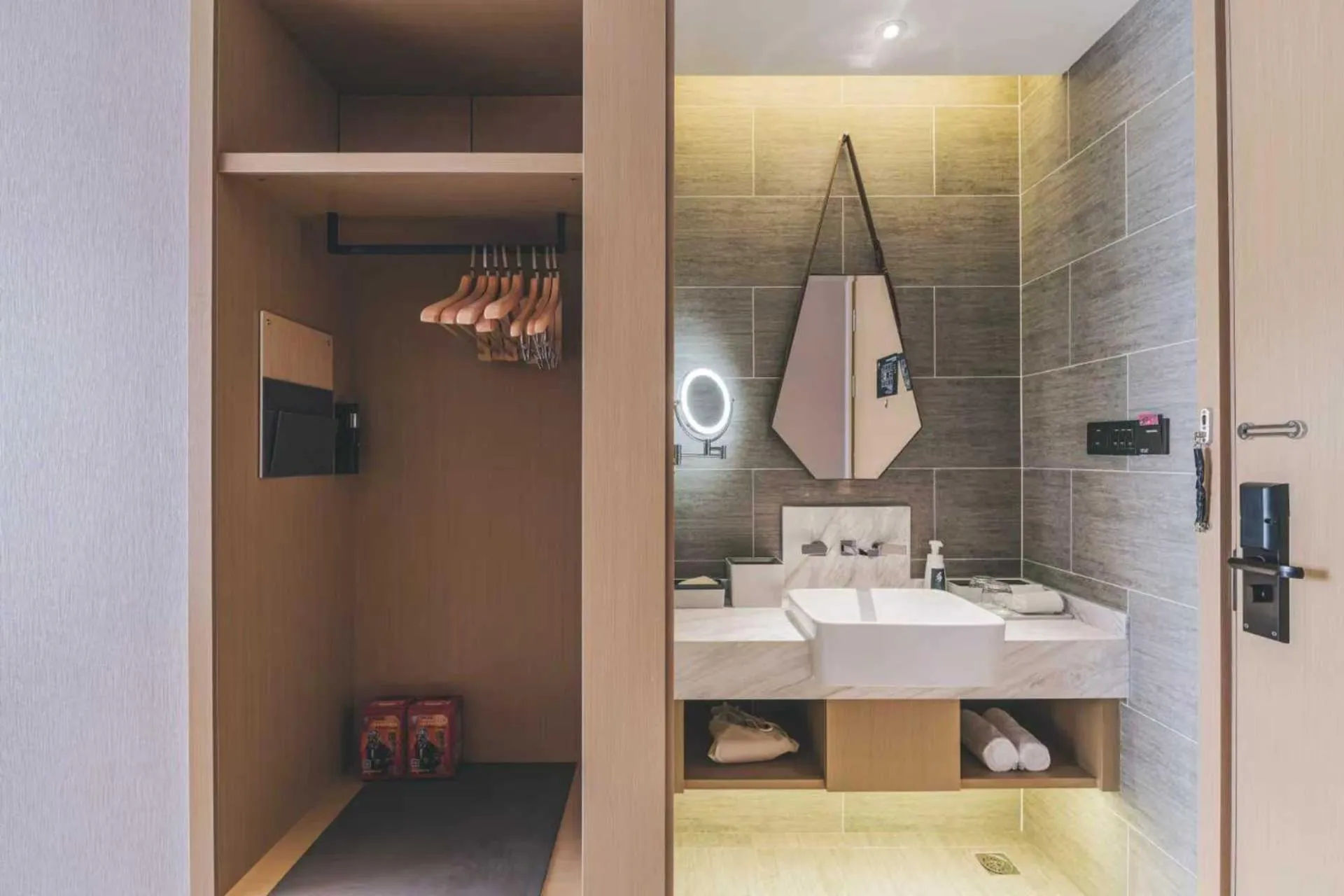 Shower in Atour Hotel Ningbo Jishi Harbor Outlets