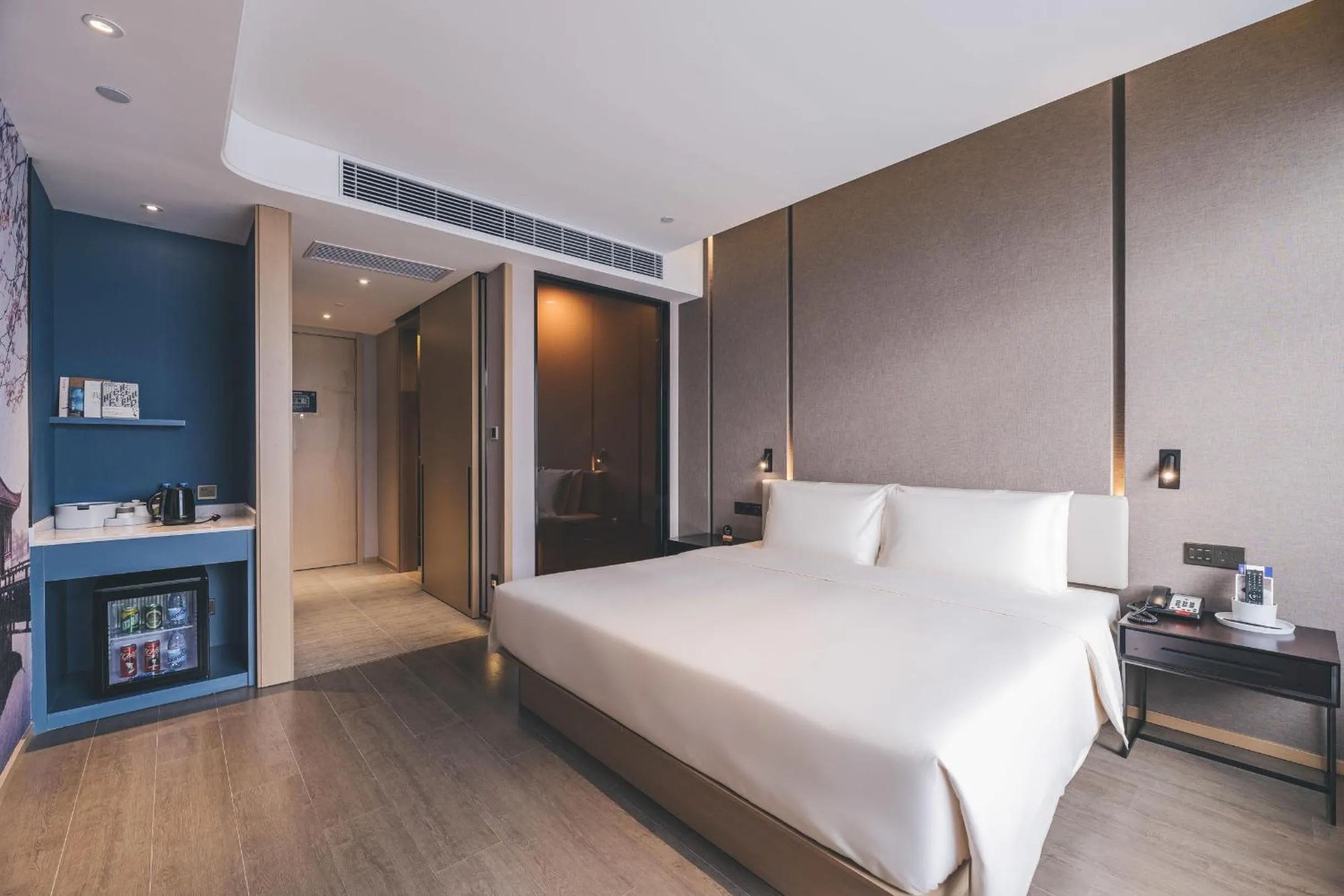 Bed in Atour Hotel Ningbo Jishi Harbor Outlets