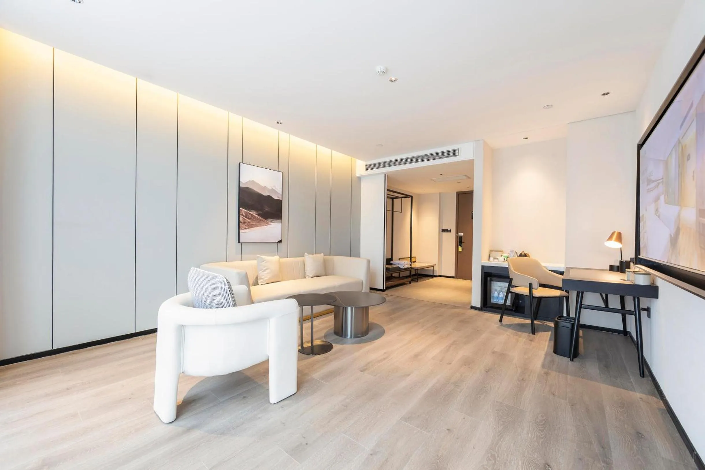 Atour Hotel Zhengzhou East Station Longzi Lake