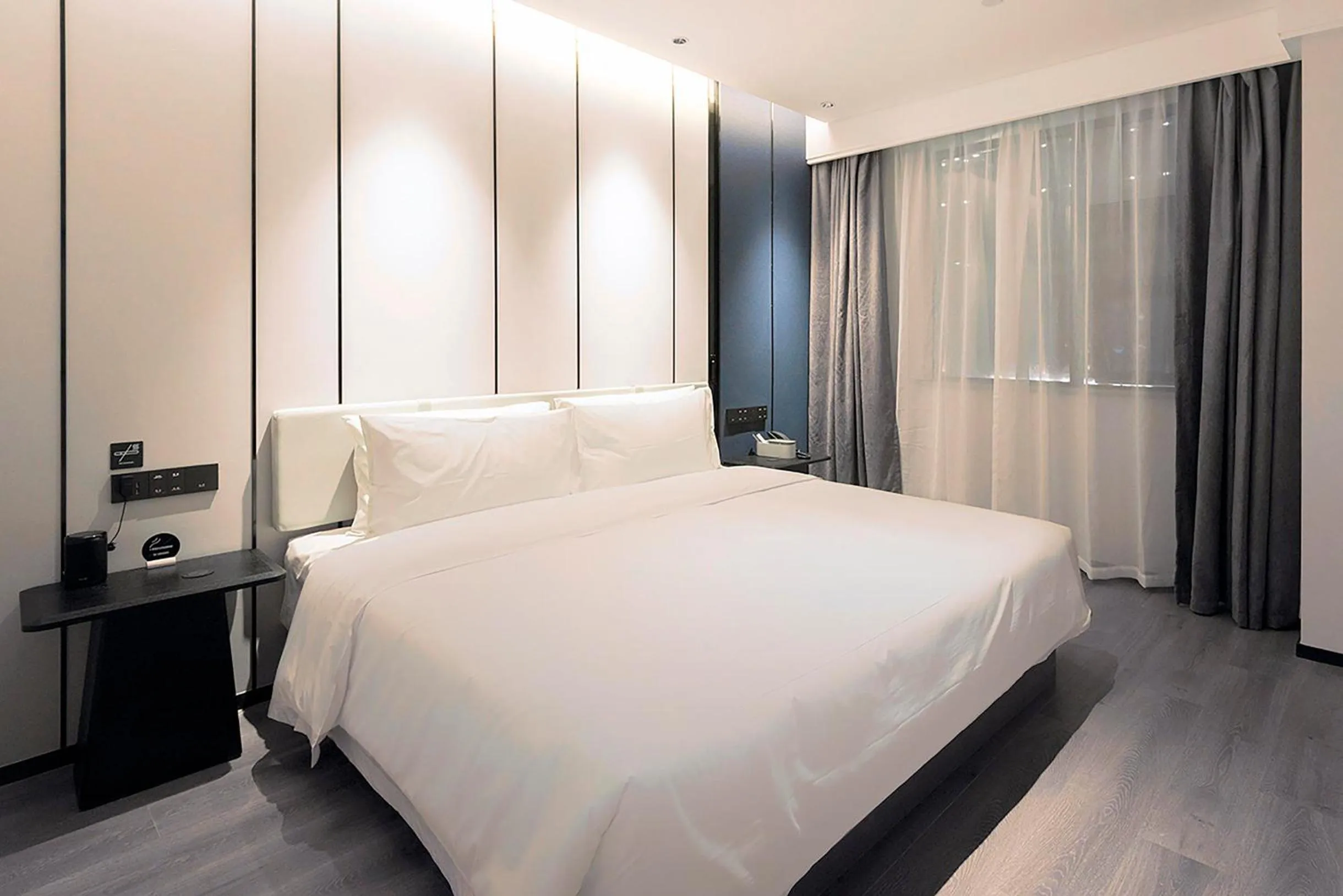 Bed in Atour Hotel Wuhan Optics Valley Square Yangjia Bay