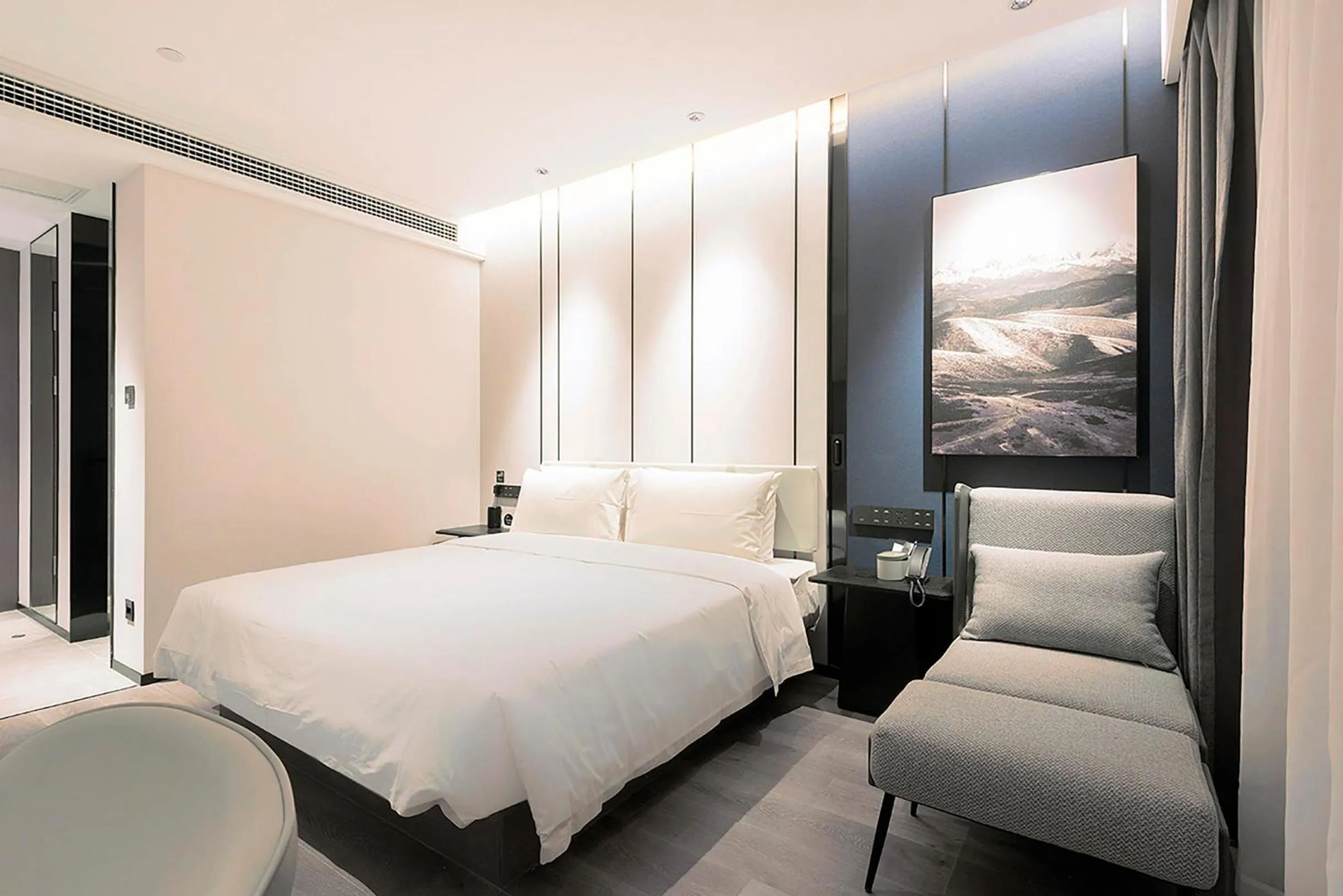 Bed in Atour Hotel Wuhan Optics Valley Square Yangjia Bay