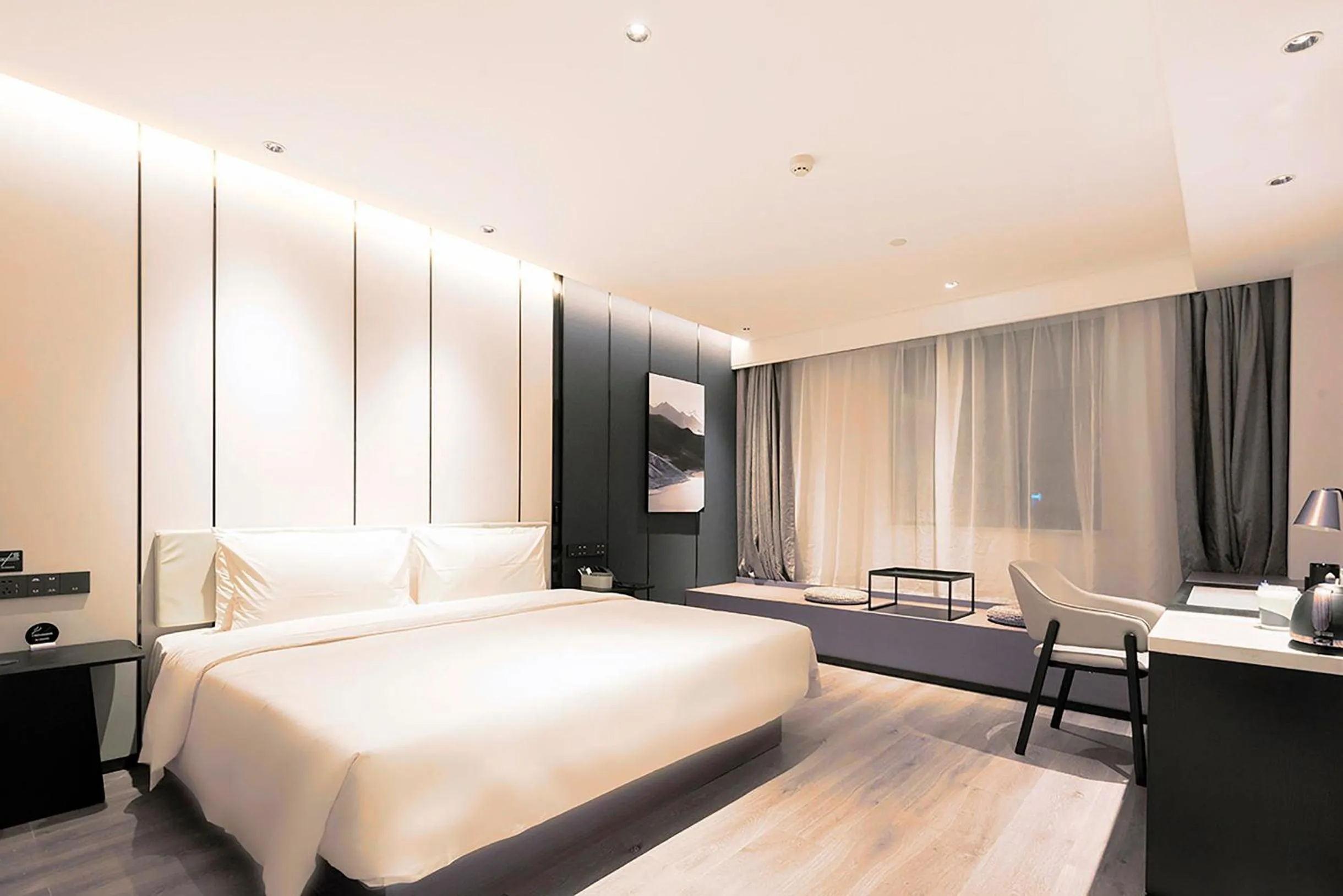 Bed in Atour Hotel Wuhan Optics Valley Square Yangjia Bay