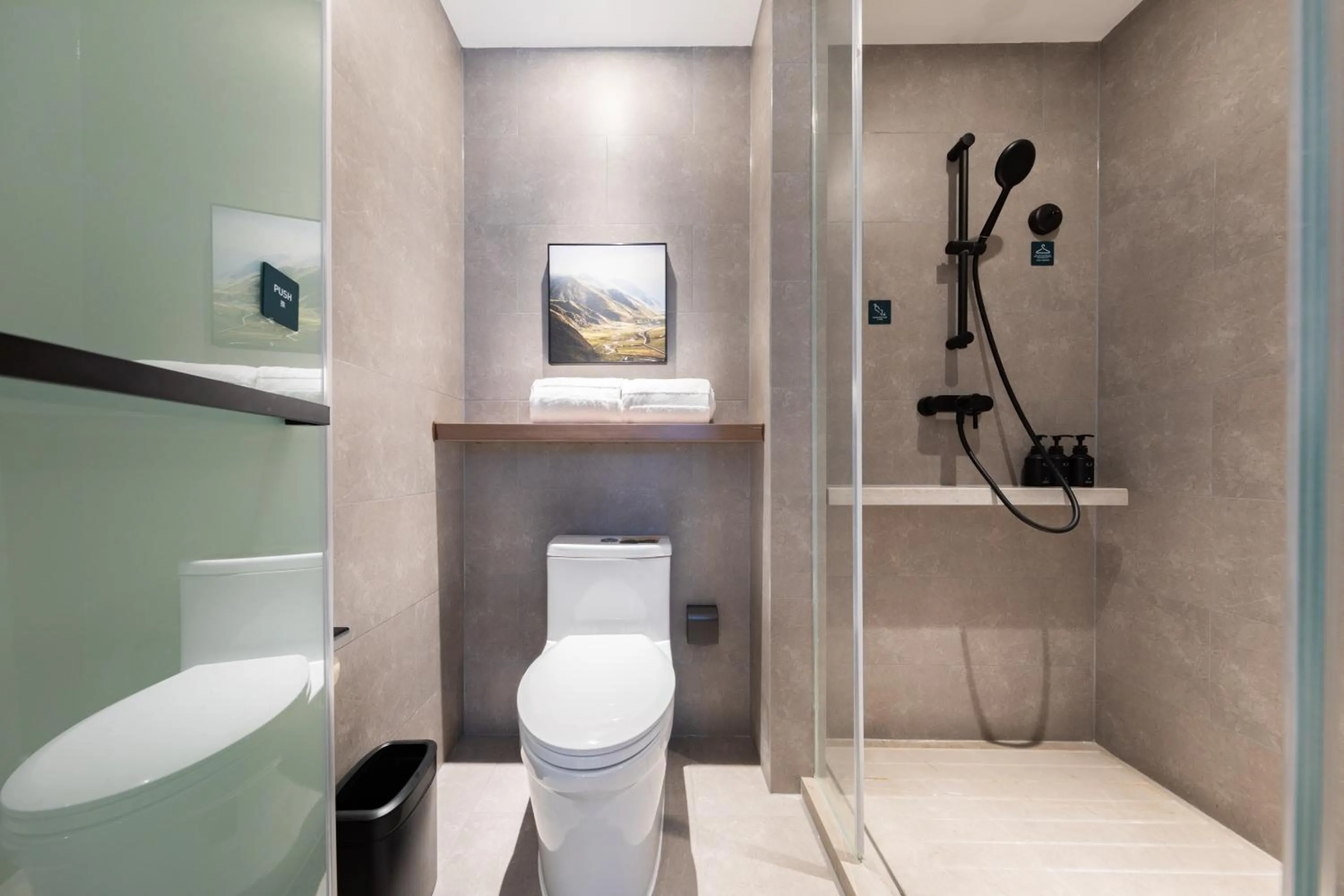 Atour Hotel Wuhan Optics Valley Square Yangjia Bay