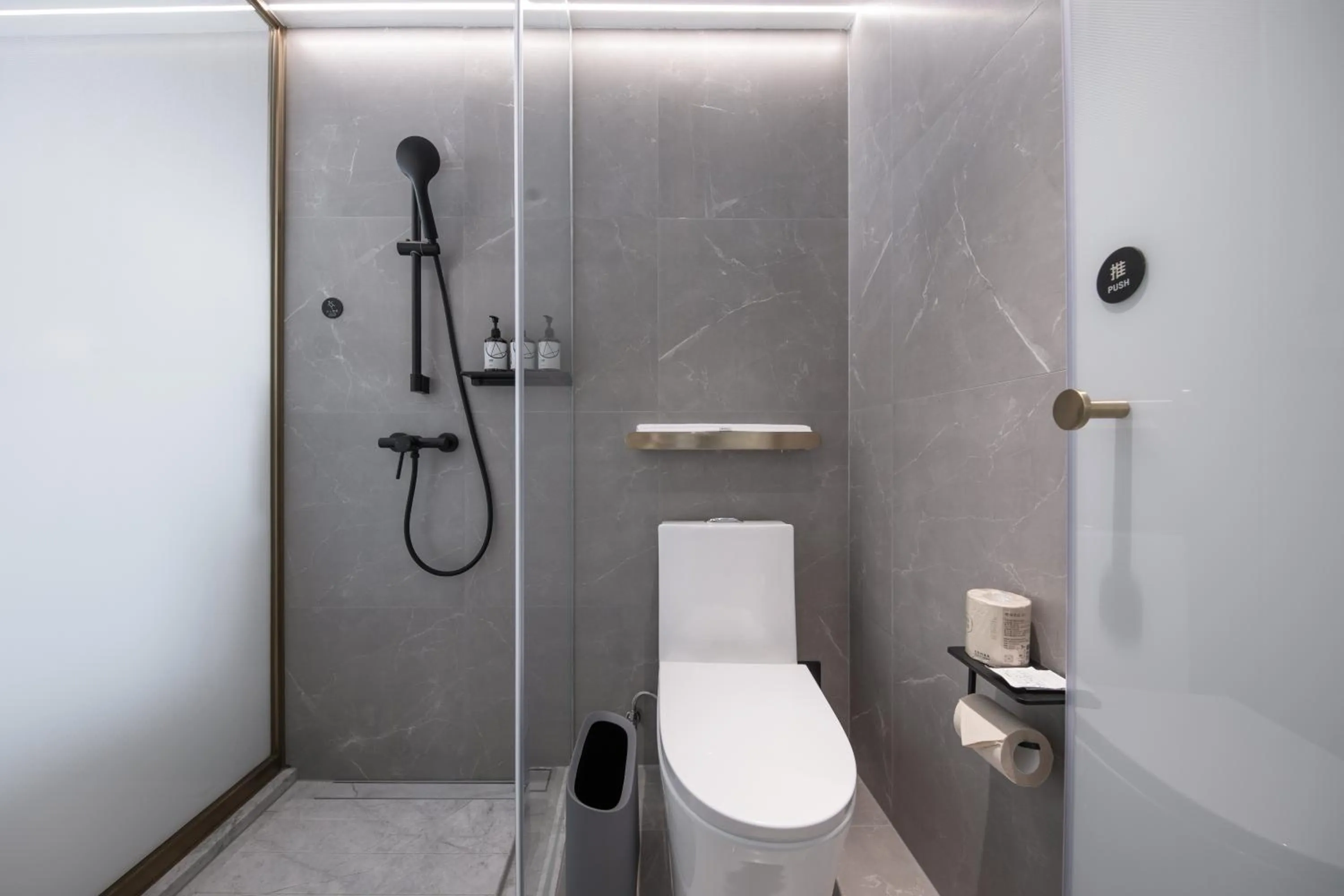 Shower in Atour X Hotel Guangzhou Zhujiang New Town Siyouxin Road
