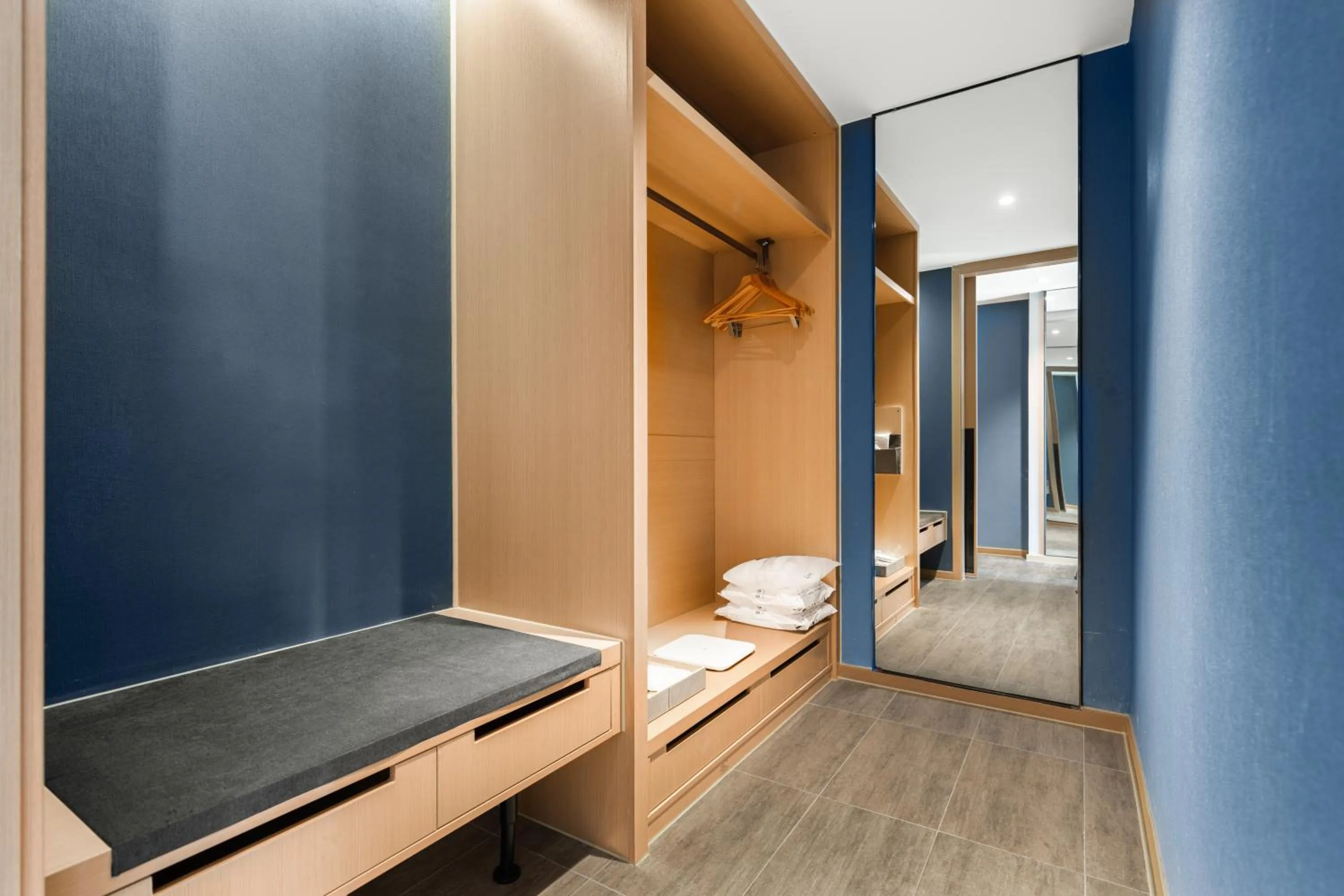 wardrobe, Bed in Atour Hotel Chongqing Yongchuan High-Speed Xinglong Lake