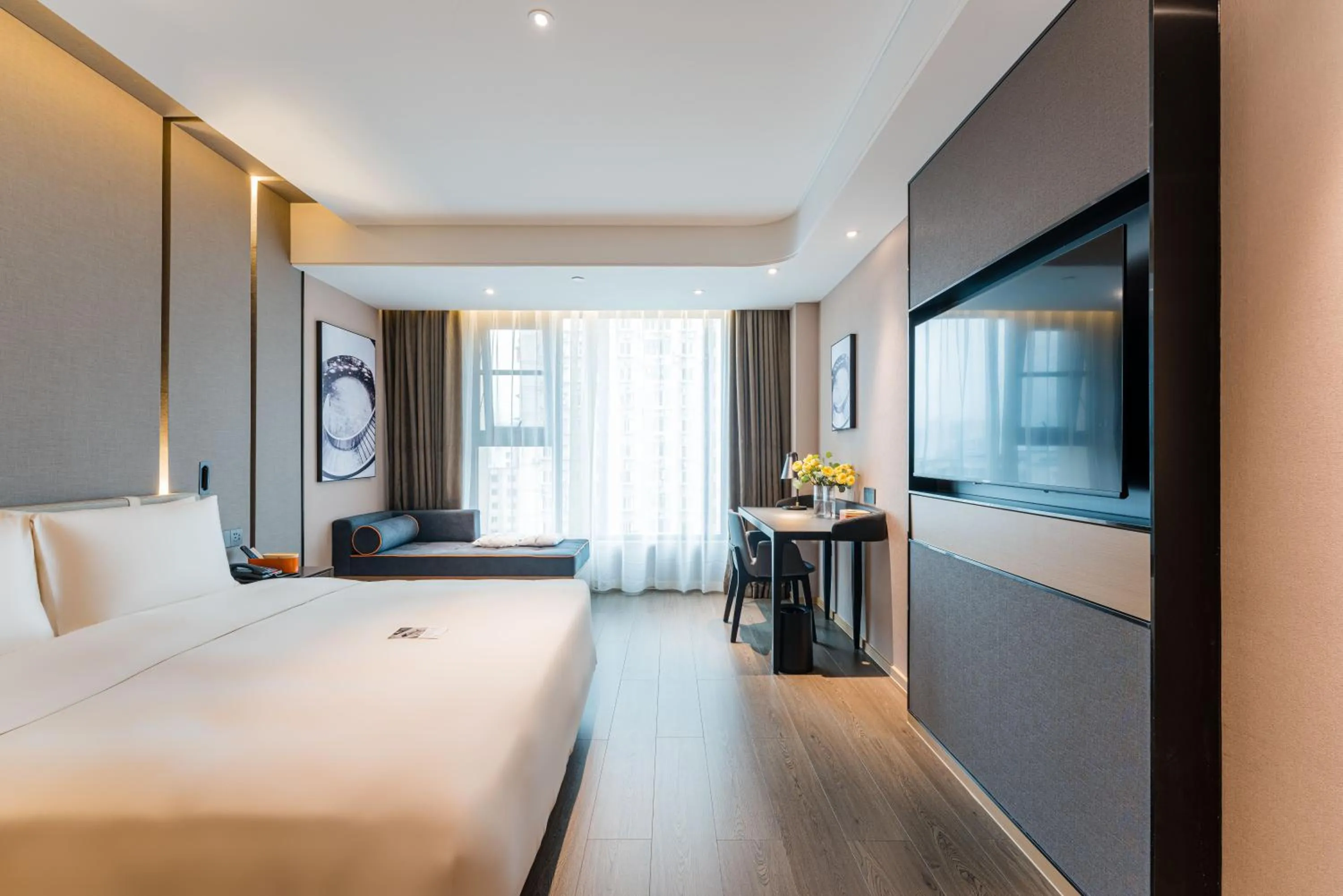 Photo of the whole room, Bed in Atour Hotel Chongqing Nanping Pedestrain Street