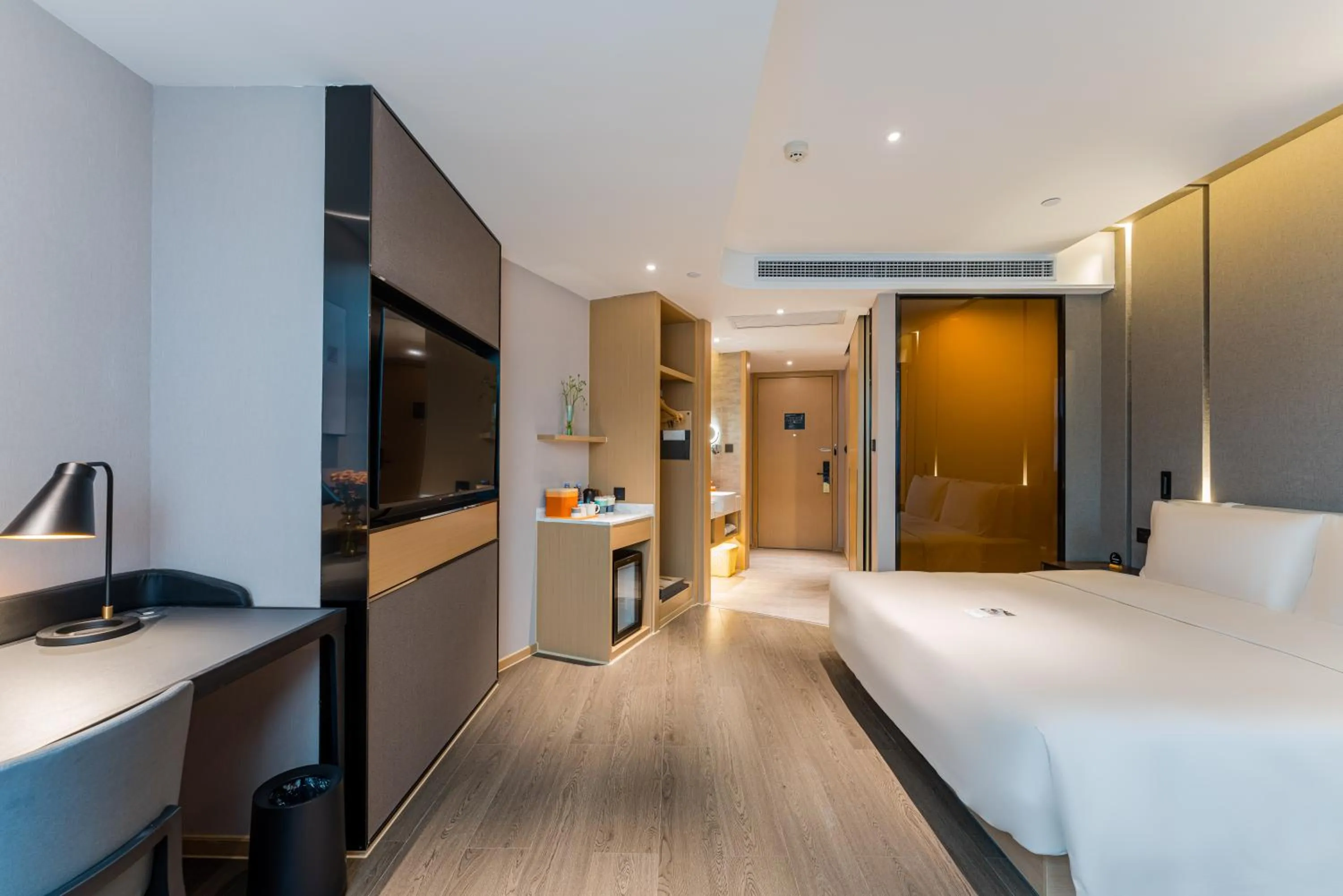 Photo of the whole room, Bed in Atour Hotel Chongqing Nanping Pedestrain Street