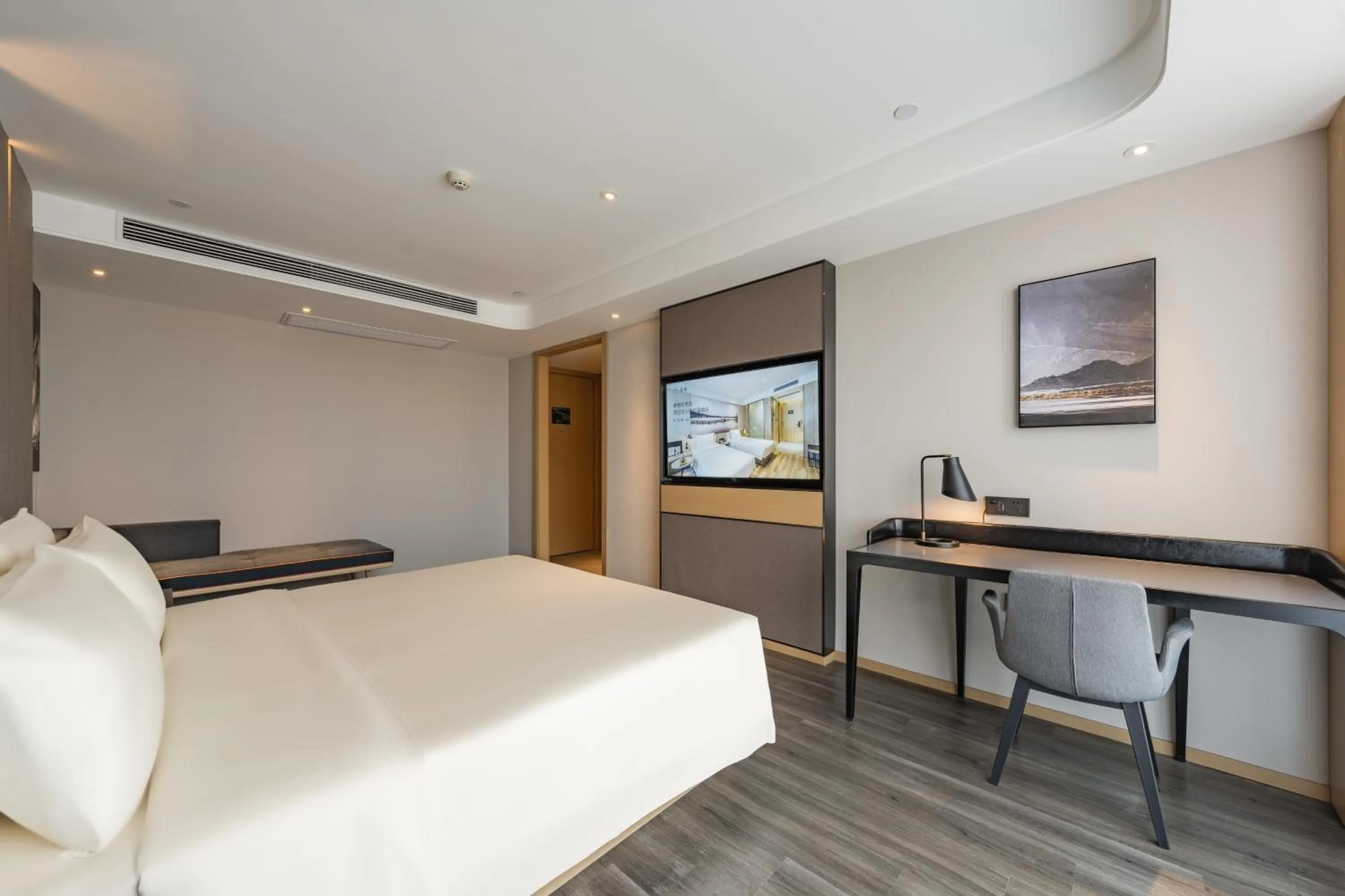 Photo of the whole room, Bed in 重庆西站站前广场亚朵酒店