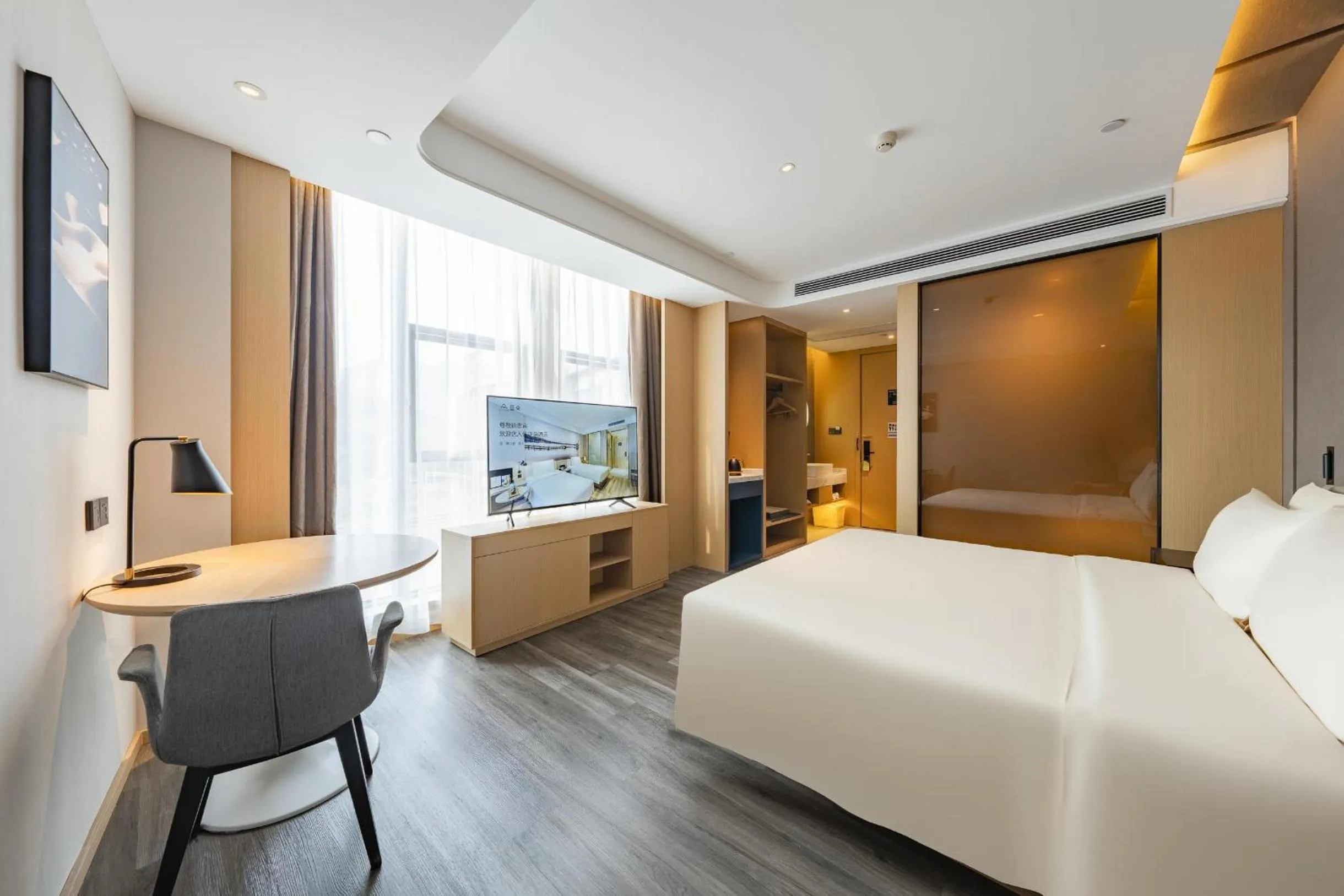 Photo of the whole room, Bed in 重庆西站站前广场亚朵酒店