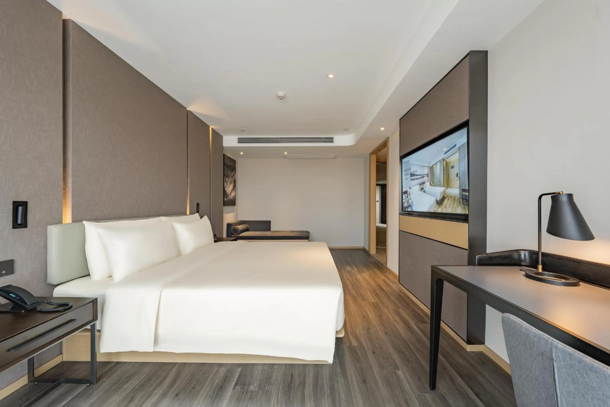 Photo of the whole room, Bed in 重庆西站站前广场亚朵酒店