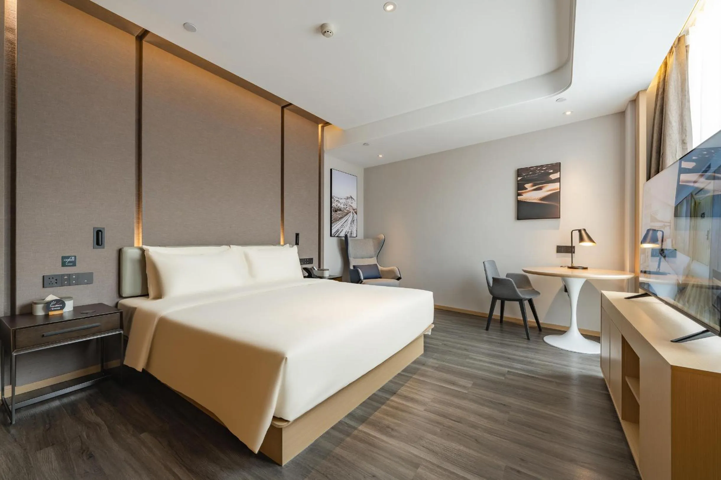 Photo of the whole room, Bed in 重庆西站站前广场亚朵酒店