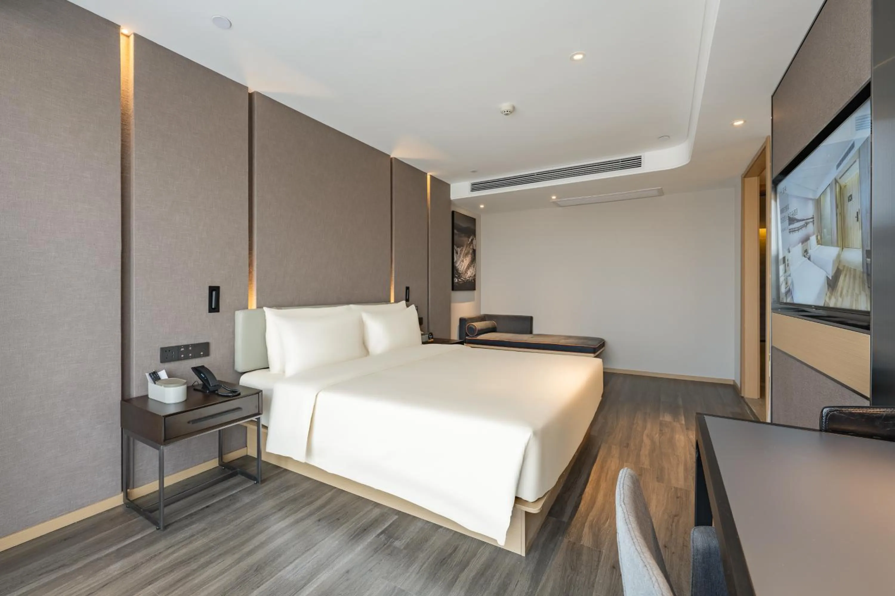 Photo of the whole room, Bed in 重庆西站站前广场亚朵酒店