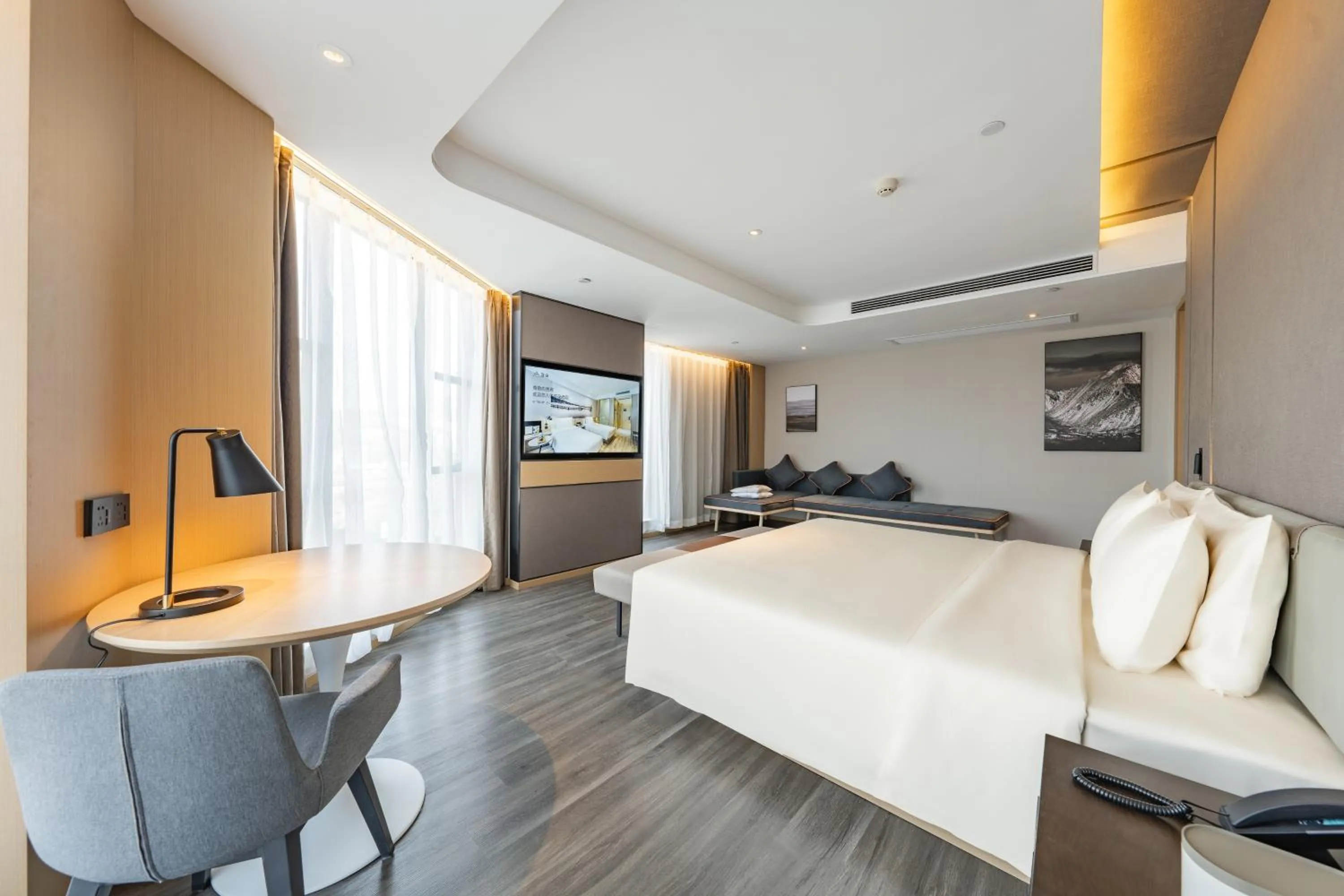 Photo of the whole room, Bed in 重庆西站站前广场亚朵酒店